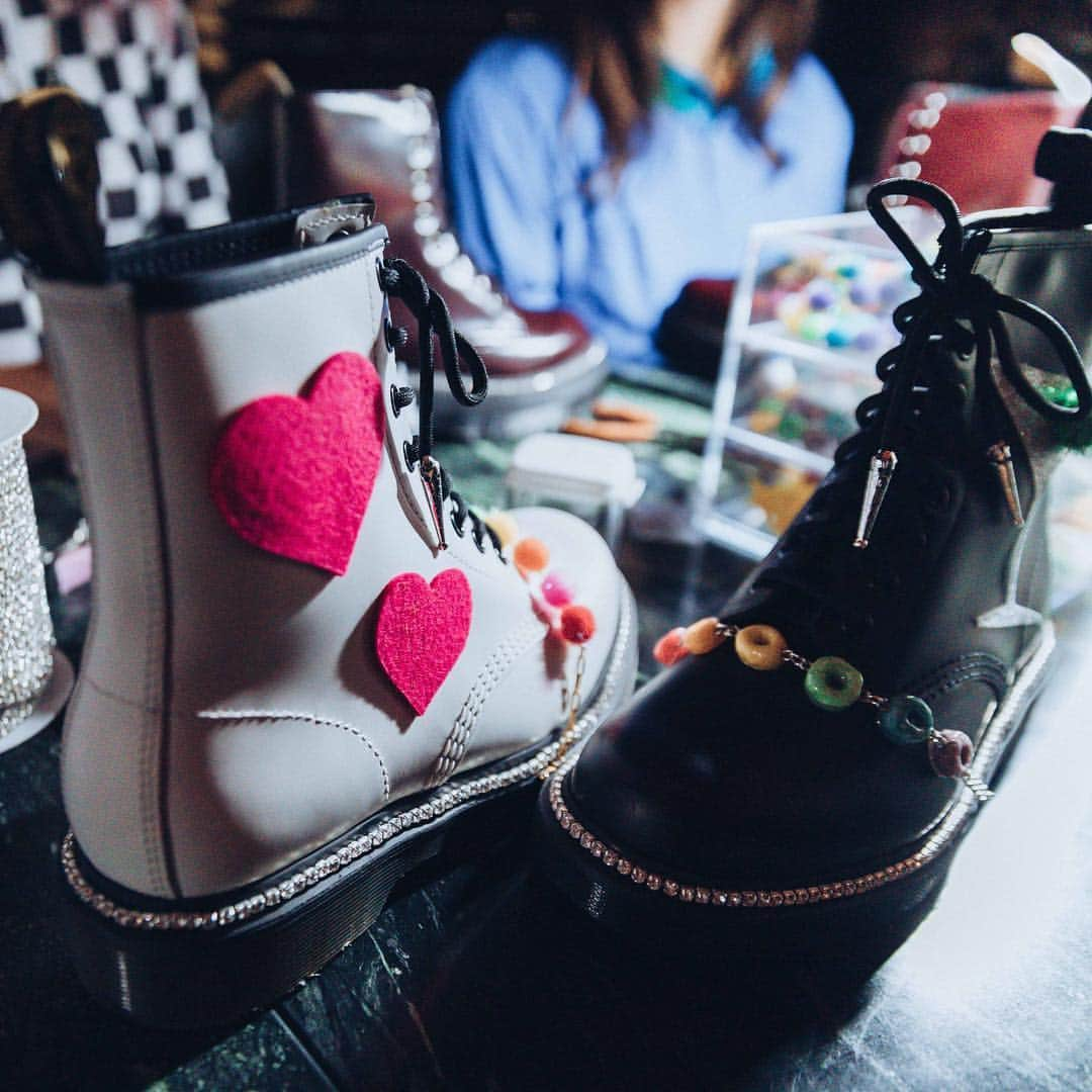 ドクターマーチンさんのインスタグラム写真 - (ドクターマーチンInstagram)「The LA artists from the #DIYDOCS Tour each brought their own distinct style. Customers were treated to free customisation from @xinaxiii @adamvunoir @rustycuts & @dadybones. Catch the full recap, link in bio.」4月3日 2時46分 - drmartensofficial