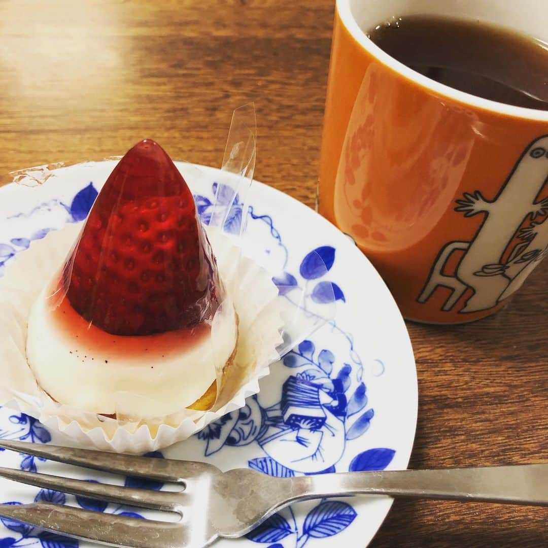 久保ミツロウさんのインスタグラム写真 - (久保ミツロウInstagram)「ホタルイカとうるいのペペロンチーノ、成功！うるい、先日初めて買ってみたけど味噌汁にしても生でも美味しかったので今日はパスタに。お惣菜で買ってきてもらったサラダに鶏レバーのバルサミコソテーとホワイトアスパラガス茹でただけを添えて。あーーー今日は久しぶり美味しい食事だった。他の日も美味しかったけどなんか見た目と満足度は今日が良き日。」4月3日 2時47分 - kubomitsurou