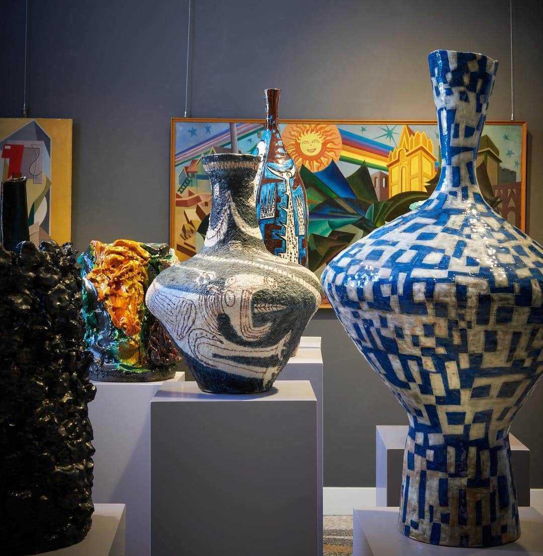 サザビーズさんのインスタグラム写真 - (サザビーズInstagram)「Mingle amongst this extraordinary collection of 20th century Italian ceramics from the Hockemeyer Collection, including masterpieces by Lucio Fontana, Fausto Melotti and Leoncillo 🏺 - Speaking about the ceramics, devoted collectors Bernd and Eva Hockemeyer said ‘...for us they are manifestations of the great artistic activity in Italy that began in the 1930s and culminated in the exceptionally productive post-war years’. - The works are currently on view at #SothebysMilan, ahead of the auction on 11 April!」4月3日 2時49分 - sothebys