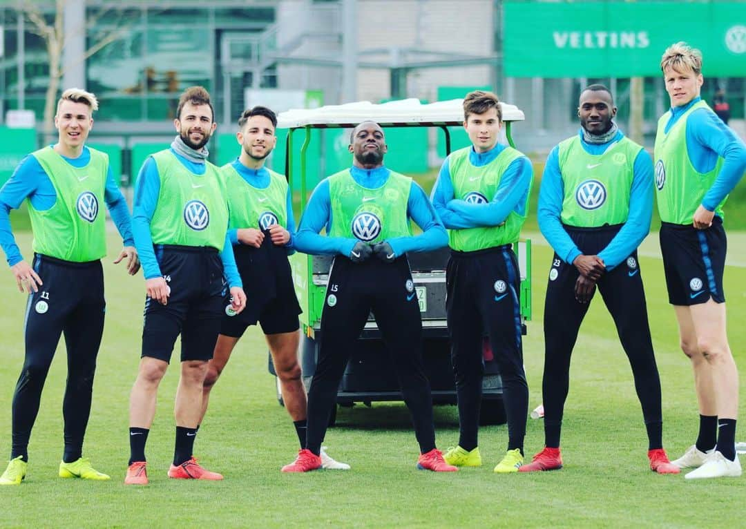 VfLヴォルフスブルクさんのインスタグラム写真 - (VfLヴォルフスブルクInstagram)「So sehen Sieger aus 🥇👍🏻 #squadgoals #oneteam #training #vflwolfsburg #arbeitfussballleidenschaft #immernurdu」4月3日 3時00分 - vfl.wolfsburg