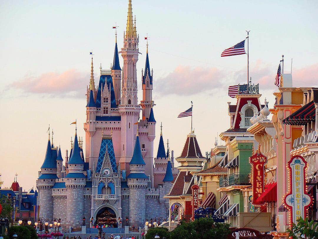 Walt Disney Worldのインスタグラム：「A little magic on Main Street.✨ #MagicKingdom #WaltDisneyWorld (📷: @bibbidibobbidibrooke)」