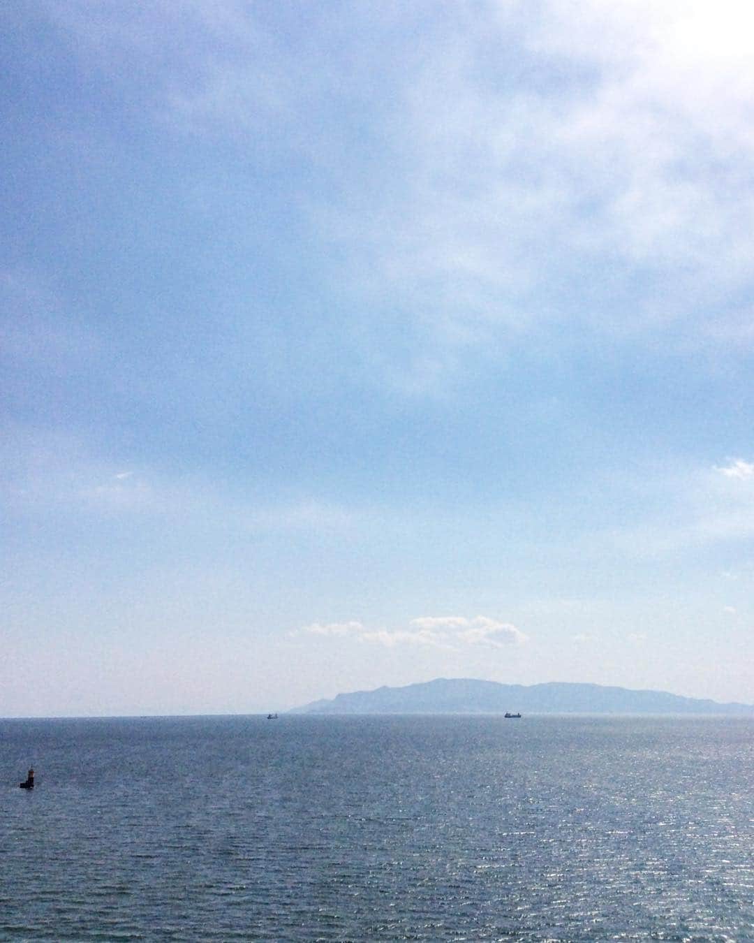 祥吉さんのインスタグラム写真 - (祥吉Instagram)「赤穂御崎14時の空 春らしく霞がかった空ですが 風は冷たく寒いです 皆様 暖かくしてお出かけください #播州赤穂#赤穂#赤穂御崎#赤穂温泉#赤穂温泉祥吉#潮彩きらら祥吉 #祥吉#瀬戸内海#海#空#小豆島が見える」4月3日 14時04分 - akoshokichi