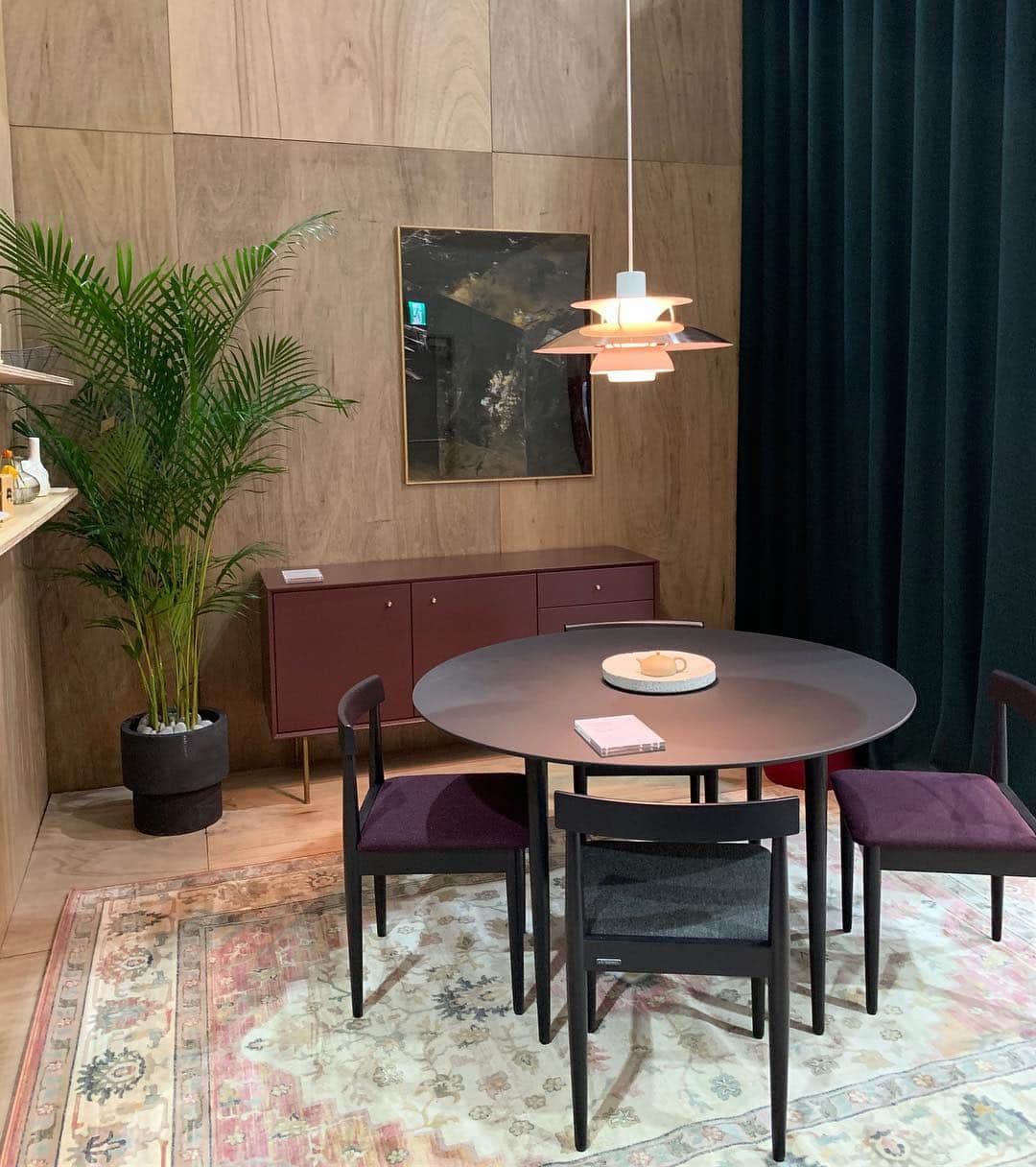 アン・ソニョンさんのインスタグラム写真 - (アン・ソニョンInstagram)「#서울리빙디자인페어2019  #Wek X #louispoulsen  @wekino X @louispoulsen  콜라보가 돋보인  #wekhotel  #취저🔫 . . . #루이스폴센 브랜드 스토리 넘나 잼났어요 👍👍 결국, 디자인은 카피할수 있어도 빛에대한 미학, 철학 , 루이스폴센의 아카이브 그 자체는 카피불가한것으로.... 결론은 겉모양만 배낀다고해서, 그 브랜드 가치까지 배낄순 없다는것. . . . #물질보다경험에지갑을여는삶  에 중심을 둬야한다는 것을 한번더 느낀 오전. (브랜드 스토리 듣다보니 #덴마크여행뽐뿌가 왔.....😌) . . . #안선영추천전시 (aka. #형광자매 추천전시)」4月3日 14時04分 - anney_an_love