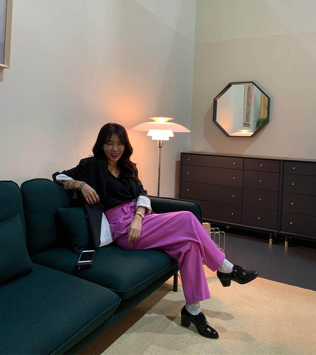 アン・ソニョンさんのインスタグラム写真 - (アン・ソニョンInstagram)「#서울리빙디자인페어2019  #Wek X #louispoulsen  @wekino X @louispoulsen  콜라보가 돋보인  #wekhotel  #취저🔫 . . . #루이스폴센 브랜드 스토리 넘나 잼났어요 👍👍 결국, 디자인은 카피할수 있어도 빛에대한 미학, 철학 , 루이스폴센의 아카이브 그 자체는 카피불가한것으로.... 결론은 겉모양만 배낀다고해서, 그 브랜드 가치까지 배낄순 없다는것. . . . #물질보다경험에지갑을여는삶  에 중심을 둬야한다는 것을 한번더 느낀 오전. (브랜드 스토리 듣다보니 #덴마크여행뽐뿌가 왔.....😌) . . . #안선영추천전시 (aka. #형광자매 추천전시)」4月3日 14時04分 - anney_an_love