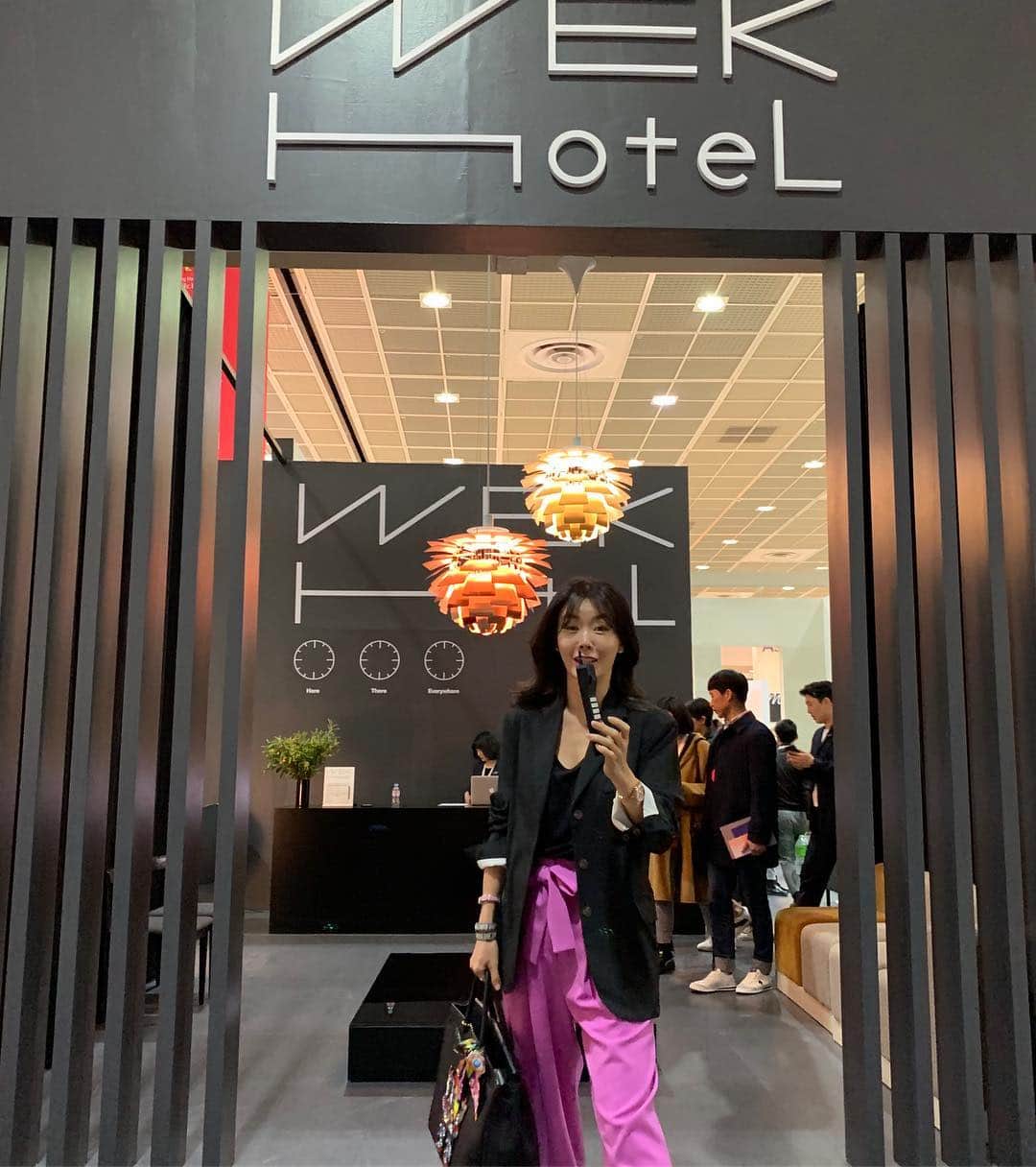 アン・ソニョンさんのインスタグラム写真 - (アン・ソニョンInstagram)「#서울리빙디자인페어2019  #Wek X #louispoulsen  @wekino X @louispoulsen  콜라보가 돋보인  #wekhotel  #취저🔫 . . . #루이스폴센 브랜드 스토리 넘나 잼났어요 👍👍 결국, 디자인은 카피할수 있어도 빛에대한 미학, 철학 , 루이스폴센의 아카이브 그 자체는 카피불가한것으로.... 결론은 겉모양만 배낀다고해서, 그 브랜드 가치까지 배낄순 없다는것. . . . #물질보다경험에지갑을여는삶  에 중심을 둬야한다는 것을 한번더 느낀 오전. (브랜드 스토리 듣다보니 #덴마크여행뽐뿌가 왔.....😌) . . . #안선영추천전시 (aka. #형광자매 추천전시)」4月3日 14時04分 - anney_an_love