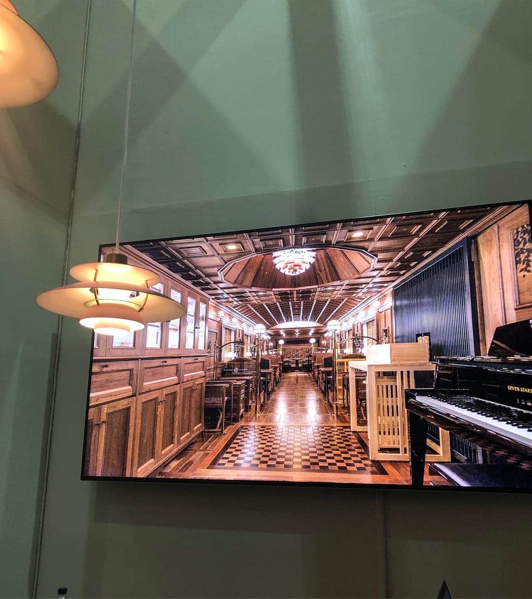 アン・ソニョンさんのインスタグラム写真 - (アン・ソニョンInstagram)「#서울리빙디자인페어2019  #Wek X #louispoulsen  @wekino X @louispoulsen  콜라보가 돋보인  #wekhotel  #취저🔫 . . . #루이스폴센 브랜드 스토리 넘나 잼났어요 👍👍 결국, 디자인은 카피할수 있어도 빛에대한 미학, 철학 , 루이스폴센의 아카이브 그 자체는 카피불가한것으로.... 결론은 겉모양만 배낀다고해서, 그 브랜드 가치까지 배낄순 없다는것. . . . #물질보다경험에지갑을여는삶  에 중심을 둬야한다는 것을 한번더 느낀 오전. (브랜드 스토리 듣다보니 #덴마크여행뽐뿌가 왔.....😌) . . . #안선영추천전시 (aka. #형광자매 추천전시)」4月3日 14時04分 - anney_an_love