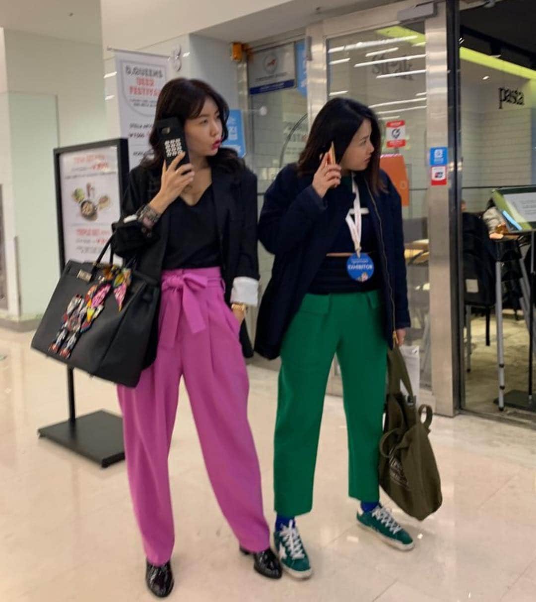 アン・ソニョンさんのインスタグラム写真 - (アン・ソニョンInstagram)「#서울리빙디자인페어2019  #Wek X #louispoulsen  @wekino X @louispoulsen  콜라보가 돋보인  #wekhotel  #취저🔫 . . . #루이스폴센 브랜드 스토리 넘나 잼났어요 👍👍 결국, 디자인은 카피할수 있어도 빛에대한 미학, 철학 , 루이스폴센의 아카이브 그 자체는 카피불가한것으로.... 결론은 겉모양만 배낀다고해서, 그 브랜드 가치까지 배낄순 없다는것. . . . #물질보다경험에지갑을여는삶  에 중심을 둬야한다는 것을 한번더 느낀 오전. (브랜드 스토리 듣다보니 #덴마크여행뽐뿌가 왔.....😌) . . . #안선영추천전시 (aka. #형광자매 추천전시)」4月3日 14時04分 - anney_an_love