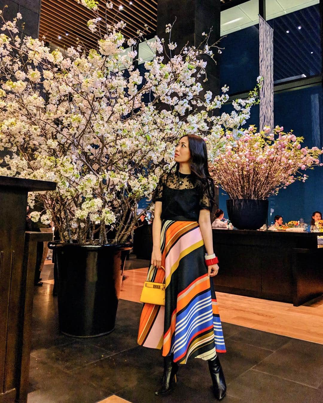 安岡あゆみさんのインスタグラム写真 - (安岡あゆみInstagram)「. Private Dinner With @toryburch at @aman_tokyo 🍽 @toryburch さんにご招待いただき、トリーバーチ銀座店のオープンを記念したプライベートディナーに参加させていただきました。 . 先日いただいたLEE RADZIWILL SMALL BAGに合わせてコーディネートを💛 #ayumi_y_ootd 👗 #tops @carven  #skirt @tomorrowland_jp  #bag @toryburch  #bangle @marni #necklace @tasaki_intl  #shoes @manoloblahnikhq . 桜を満開でお花見気分で楽しみながら🌸素敵なディナーを堪能させていただきました🍴 ディナーとスペシャルライブの様子はまた投稿します✍️ . . #ootd #outfit #fashion #party #privatedinner #toryburch #toryburchginza #carven #manoloblahnik #marni #tasaki #amantokyo #ファッション #パーティー #プライベートディナー #トリーバーチ #カルヴェン #マノロブラニク #タサキ #マルニ #アマン東京 #お花見 #桜」4月3日 13時59分 - ayumi_yasuoka