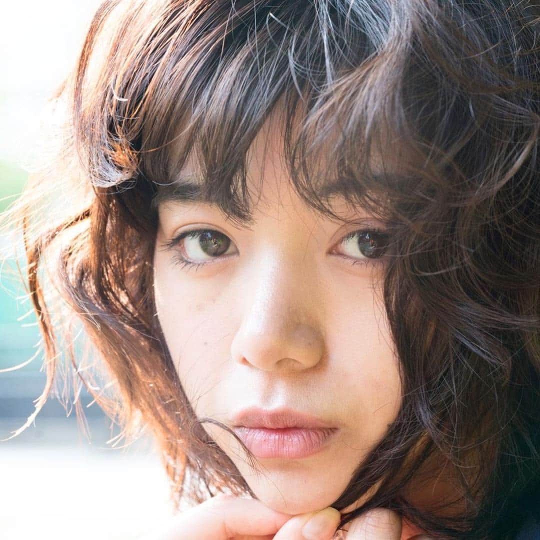 藤代冥砂さんのインスタグラム写真 - (藤代冥砂Instagram)「23　池田エライザさん  被写体の方を和ませるためではないが、どうでもいいような雑談をしながら撮影することがある。黙って撮影するのが気恥ずかしい時があるから。人が苦手なんだろうなって方が相手だと自分も安心する。実はこちらも人が決して得意ではないから。人間が好きでポートレイトを撮ってます、と言えたらいいが、そんな単純なことでもない。エライザさんは、どうみてもソロが似合う。雑談していると、共通の知人がちらほらいて、距離も自然に縮まって、自分のデビュー作「ライドライドライド」も愛読してくれていると知り、ほっとする。仲間？ 夜空には星が多い。輝く星々は決して出会うことはないけれど、その光で互いを知る。エライザさんは北西に位置する親愛なる星のような人だ。孤立ではなく孤高。エライザさんのそんな輝きが好きです。  写真2枚  ファッション誌OCEANSでの女優連載も３０回で終了。しばしこの場をお借りして掲載カットと共に掲載順に振り返っています。  #池田エライザ  #女優 #モデル #人物写真 #ポートレイト #藤代冥砂 #meisafujishiro #firstorder #oceans」4月3日 14時01分 - meisafujishiro