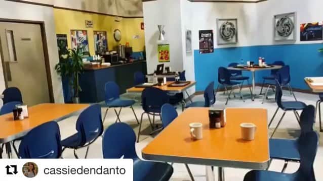 メリッサ・ラウシュのインスタグラム：「💛💛💛💛💛💛 #Repost @cassiedendanto with @get_repost ・・・ Post Run Thru - Pre Taping - Ready and Waitin’ 💥 #3togo #tbbt #warnerbros」