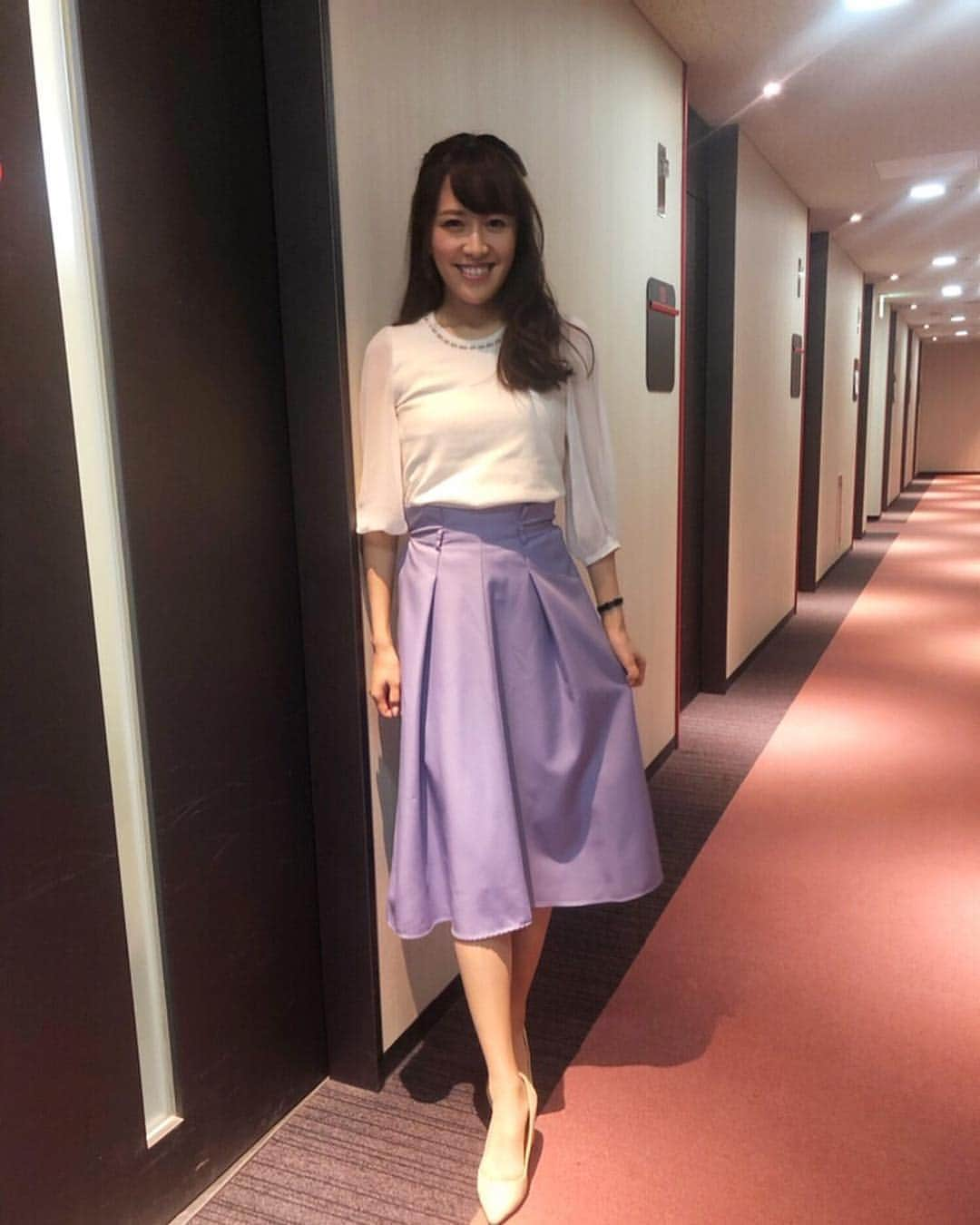 堤友香さんのインスタグラム写真 - (堤友香Instagram)「. 昨日のプロ野球ニュース 衣装です👗 袖が異素材のものが好きです❤️ . 控え室の中よりも この外廊下の電気が いい感じの明るさなので 誰もいない瞬間を見計らって スタイリストさんに 撮ってもらっています🌝笑 . 3枚目は豊さんからもらった クッキー🍪 きゅん💕笑 #プロ野球 #プロ野球ニュース #衣装 #アナウンサー #春コーデ」4月3日 12時32分 - yuka_tsutsumi0605