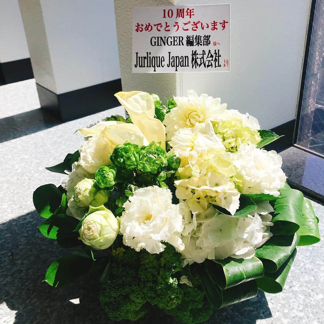 GINGERさんのインスタグラム写真 - (GINGERInstagram)「GINGERでもお馴染みの大石絵理さんとJurliqueさんからも創刊10周年のお祝いのお花が届きました💐✨ ステキな贈り物をありがとうございます😆🌸 #gingermagazine  #大石絵理 #ジュリーク #jurlique  #ginger10th #ginger #ジンジャー #gingerweb」4月3日 12時40分 - ginger_magazine