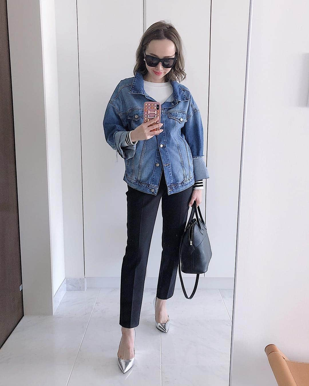 翁安芸さんのインスタグラム写真 - (翁安芸Instagram)「Denim jacket and the perfect black pant😎👍🏻 母着てるのを見て、私も久しぶりにデニムジャケット。流行りのオーバーサイズが着なれず前のボタン2つ留めました🌟 パンツは、キレイめなのに楽ちん暖かでこの時期も最適!! 袖からはボーダーがひょっこり覗いてます👀❤️ #akiweng #翁安芸 #outfit #spring #tokyo #denimjacket #simplestyle #plst #zara #saintlaurent #bordersatbalcony #プラステ #ザラ #春コーデ  #ボーダーズアットバルコニー」4月3日 12時40分 - akinyc