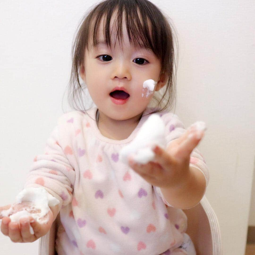 Fam's Baby ファムズベビーさんのインスタグラム写真 - (Fam's Baby ファムズベビーInstagram)「女の子は潤いのあるお肌をキープしたいですよね🌿  ふわっふわのムースで肌の表面にバリアをつくって外部からの刺激、摩擦から敏感な肌を守ってくれます✨  おむつかぶれ、アトピー、乾燥肌からも効果抜群❄️ それにしてもすっごくかわいい天使ちゃんに癒されますね✨✨✨ #ファムズベビー #ファムズベビー愛用中 #肌を守る #赤ちゃん肌 #保湿 #保湿クリーム #美肌 #スキンケア  #repost @yuzupi_mama * 気になってたスキンケア商品 #ファムズベビー を使ってみました🛁💕 ふわっふわのムースで肌の表面にバリアをつくって 外部からの刺激、摩擦から守ってくれる✨ おむつかぶれ、アトピー、乾燥肌にもいいみたい！ ママも化粧下地として使えるのが良い〜😝💕 塗った後もベタベタ残らず、サラサラ✨  おすすめですよ🙌🏻💖 #赤ちゃん #スキンケア #ファムズベビー #2歳 #女の子 #女の子ママ #育児」4月3日 12時46分 - famsbaby