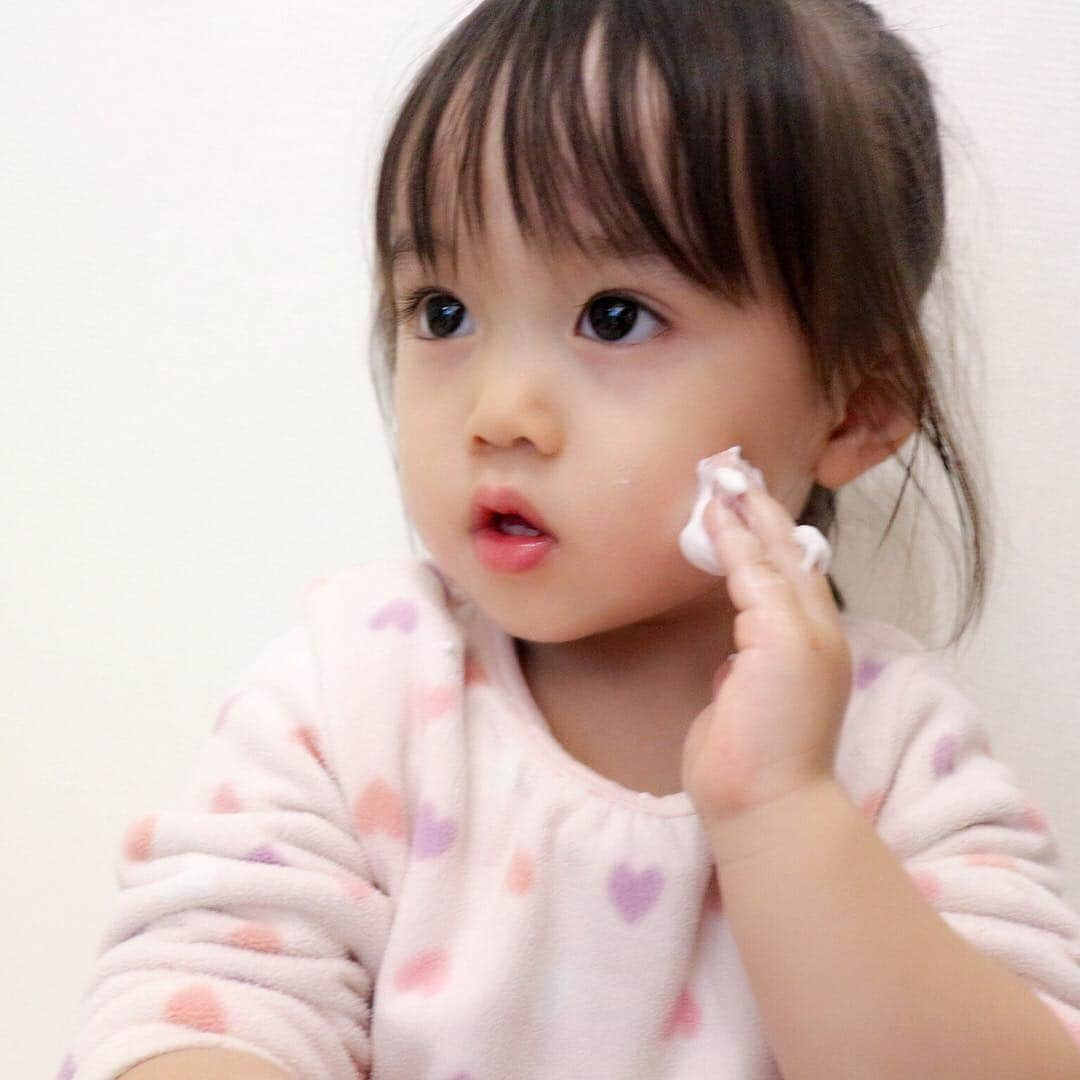 Fam's Baby ファムズベビーさんのインスタグラム写真 - (Fam's Baby ファムズベビーInstagram)「女の子は潤いのあるお肌をキープしたいですよね🌿  ふわっふわのムースで肌の表面にバリアをつくって外部からの刺激、摩擦から敏感な肌を守ってくれます✨  おむつかぶれ、アトピー、乾燥肌からも効果抜群❄️ それにしてもすっごくかわいい天使ちゃんに癒されますね✨✨✨ #ファムズベビー #ファムズベビー愛用中 #肌を守る #赤ちゃん肌 #保湿 #保湿クリーム #美肌 #スキンケア  #repost @yuzupi_mama * 気になってたスキンケア商品 #ファムズベビー を使ってみました🛁💕 ふわっふわのムースで肌の表面にバリアをつくって 外部からの刺激、摩擦から守ってくれる✨ おむつかぶれ、アトピー、乾燥肌にもいいみたい！ ママも化粧下地として使えるのが良い〜😝💕 塗った後もベタベタ残らず、サラサラ✨  おすすめですよ🙌🏻💖 #赤ちゃん #スキンケア #ファムズベビー #2歳 #女の子 #女の子ママ #育児」4月3日 12時46分 - famsbaby