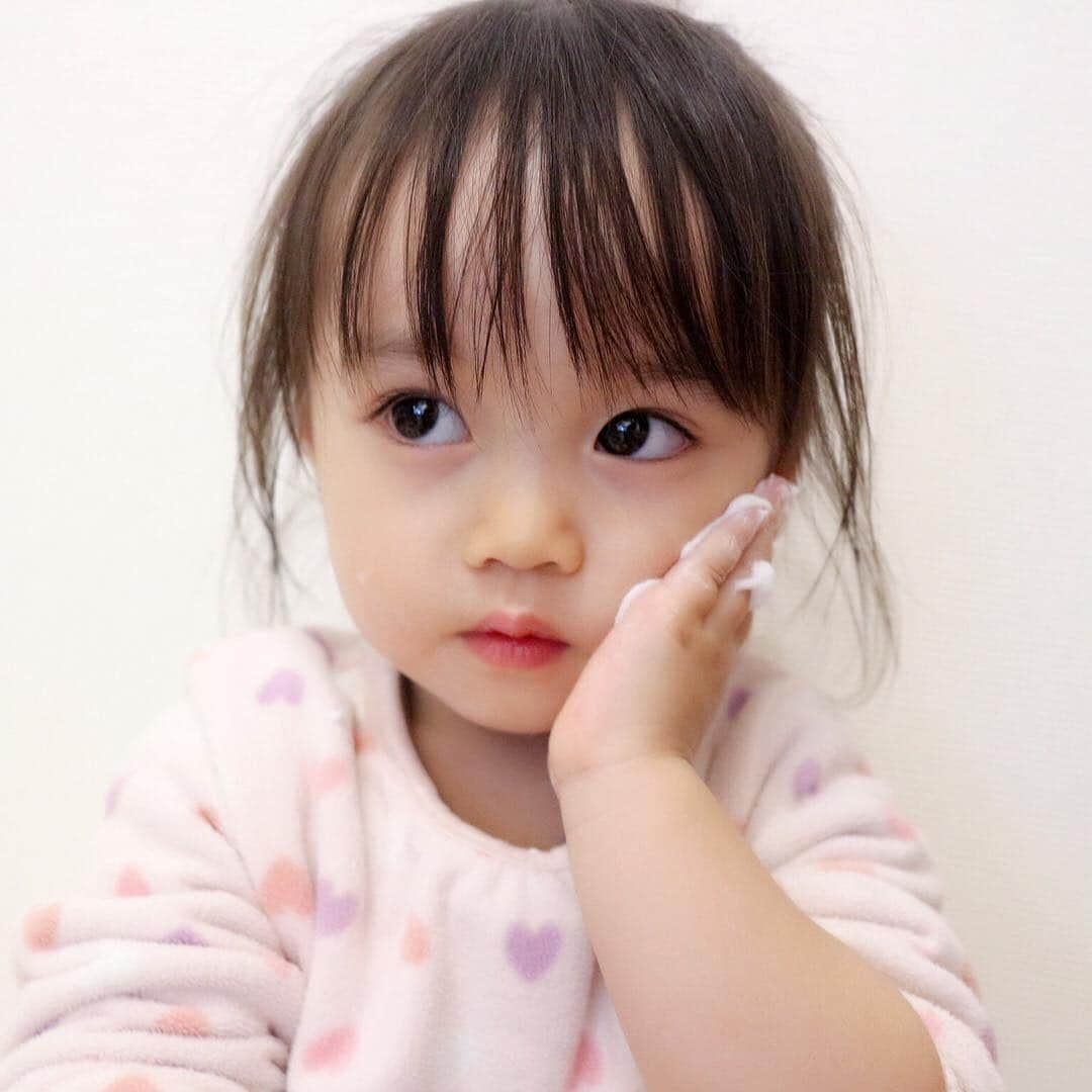 Fam's Baby ファムズベビーさんのインスタグラム写真 - (Fam's Baby ファムズベビーInstagram)「女の子は潤いのあるお肌をキープしたいですよね🌿  ふわっふわのムースで肌の表面にバリアをつくって外部からの刺激、摩擦から敏感な肌を守ってくれます✨  おむつかぶれ、アトピー、乾燥肌からも効果抜群❄️ それにしてもすっごくかわいい天使ちゃんに癒されますね✨✨✨ #ファムズベビー #ファムズベビー愛用中 #肌を守る #赤ちゃん肌 #保湿 #保湿クリーム #美肌 #スキンケア  #repost @yuzupi_mama * 気になってたスキンケア商品 #ファムズベビー を使ってみました🛁💕 ふわっふわのムースで肌の表面にバリアをつくって 外部からの刺激、摩擦から守ってくれる✨ おむつかぶれ、アトピー、乾燥肌にもいいみたい！ ママも化粧下地として使えるのが良い〜😝💕 塗った後もベタベタ残らず、サラサラ✨  おすすめですよ🙌🏻💖 #赤ちゃん #スキンケア #ファムズベビー #2歳 #女の子 #女の子ママ #育児」4月3日 12時46分 - famsbaby