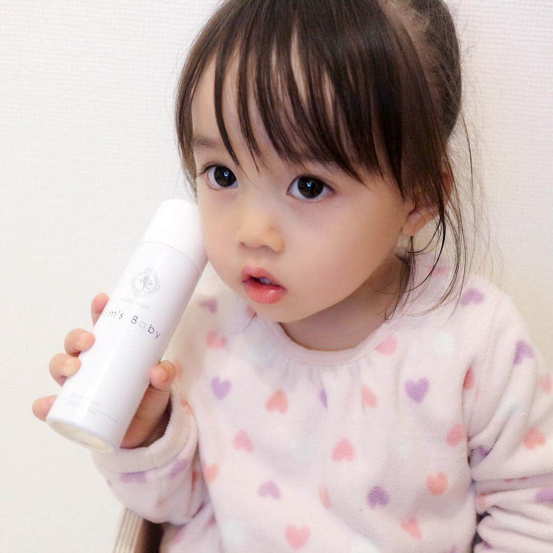 Fam's Baby ファムズベビーさんのインスタグラム写真 - (Fam's Baby ファムズベビーInstagram)「女の子は潤いのあるお肌をキープしたいですよね🌿  ふわっふわのムースで肌の表面にバリアをつくって外部からの刺激、摩擦から敏感な肌を守ってくれます✨  おむつかぶれ、アトピー、乾燥肌からも効果抜群❄️ それにしてもすっごくかわいい天使ちゃんに癒されますね✨✨✨ #ファムズベビー #ファムズベビー愛用中 #肌を守る #赤ちゃん肌 #保湿 #保湿クリーム #美肌 #スキンケア  #repost @yuzupi_mama * 気になってたスキンケア商品 #ファムズベビー を使ってみました🛁💕 ふわっふわのムースで肌の表面にバリアをつくって 外部からの刺激、摩擦から守ってくれる✨ おむつかぶれ、アトピー、乾燥肌にもいいみたい！ ママも化粧下地として使えるのが良い〜😝💕 塗った後もベタベタ残らず、サラサラ✨  おすすめですよ🙌🏻💖 #赤ちゃん #スキンケア #ファムズベビー #2歳 #女の子 #女の子ママ #育児」4月3日 12時46分 - famsbaby