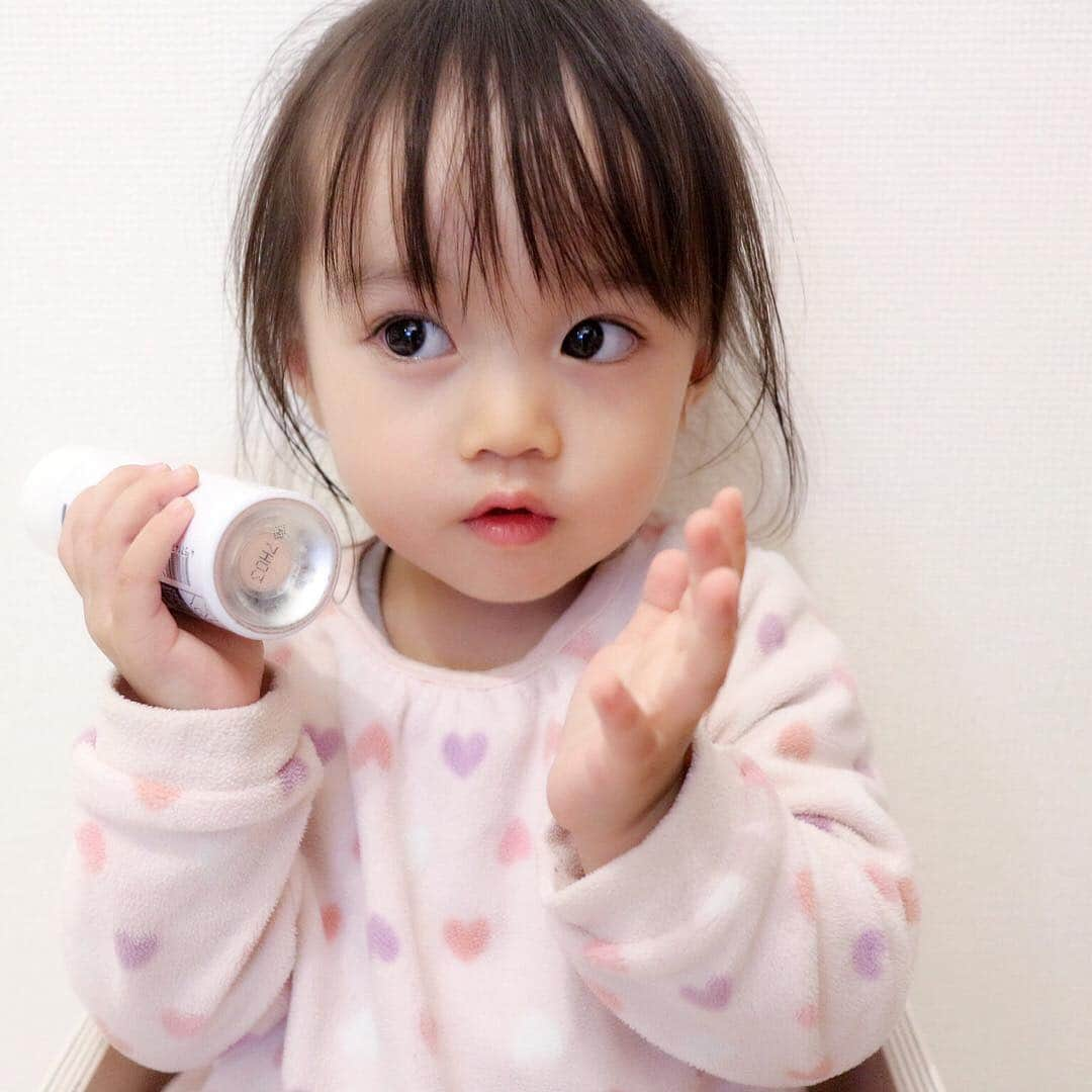 Fam's Baby ファムズベビーさんのインスタグラム写真 - (Fam's Baby ファムズベビーInstagram)「女の子は潤いのあるお肌をキープしたいですよね🌿  ふわっふわのムースで肌の表面にバリアをつくって外部からの刺激、摩擦から敏感な肌を守ってくれます✨  おむつかぶれ、アトピー、乾燥肌からも効果抜群❄️ それにしてもすっごくかわいい天使ちゃんに癒されますね✨✨✨ #ファムズベビー #ファムズベビー愛用中 #肌を守る #赤ちゃん肌 #保湿 #保湿クリーム #美肌 #スキンケア  #repost @yuzupi_mama * 気になってたスキンケア商品 #ファムズベビー を使ってみました🛁💕 ふわっふわのムースで肌の表面にバリアをつくって 外部からの刺激、摩擦から守ってくれる✨ おむつかぶれ、アトピー、乾燥肌にもいいみたい！ ママも化粧下地として使えるのが良い〜😝💕 塗った後もベタベタ残らず、サラサラ✨  おすすめですよ🙌🏻💖 #赤ちゃん #スキンケア #ファムズベビー #2歳 #女の子 #女の子ママ #育児」4月3日 12時46分 - famsbaby