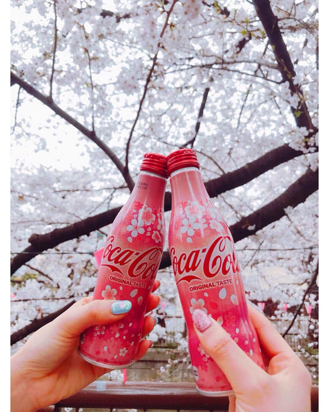 西村季里子のインスタグラム：「・ 今年もお花見できました🌸 桜が大好きなえりかは、 桜柄のものを片っ端から買おうとするし 桜味のタピオカミルクティーと 桜味の甘酒両手に飲んでた😂🌸 花より団子なわたしにとって 出店の誘惑がすごかった〜🍡🍡 今度はGWに青森に帰ったときに またお花見する約束した🤟🏻💕 #お花見#桜#cherryblossom #🌸 #中目黒#目黒川 #出店#花より団子#🍡 #タピオカ#甘酒#桜味#お団子#cocacola  #青森#地元#GW#またお花見する #follow#followme」