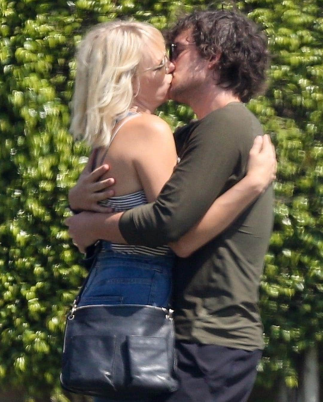 Just Jaredさんのインスタグラム写真 - (Just JaredInstagram)「@malinakerman & husband Jack Donnelly share a steamy kiss during their afternoon outing! #MalinAkerman #JackDonnelly Photos: Backgrid」4月3日 12時54分 - justjared