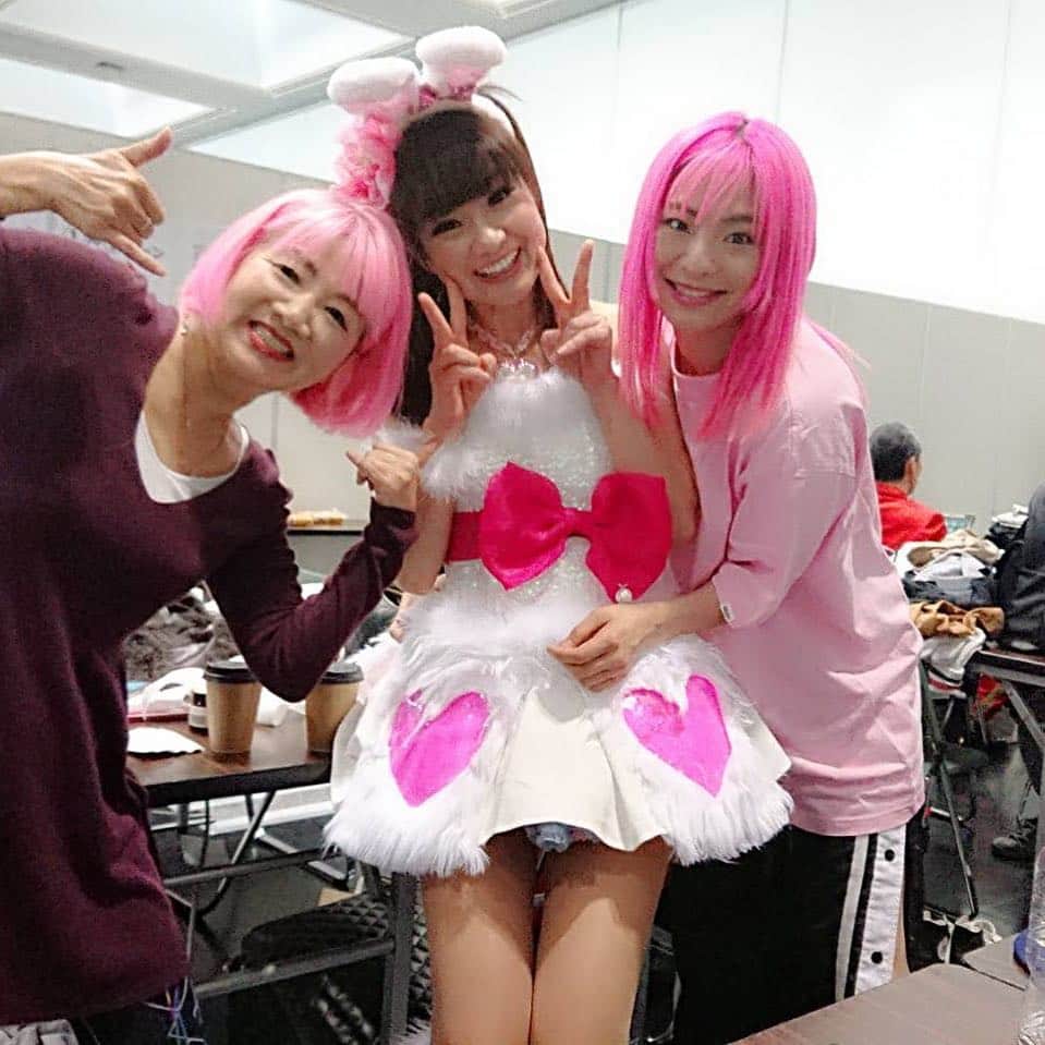 のインスタグラム：「ピンクトリオだよん  ボヨよーーんの #さゆりちゃん と ダンスが劇うまの #Anon ちゃんと💓  #吉本坂46」