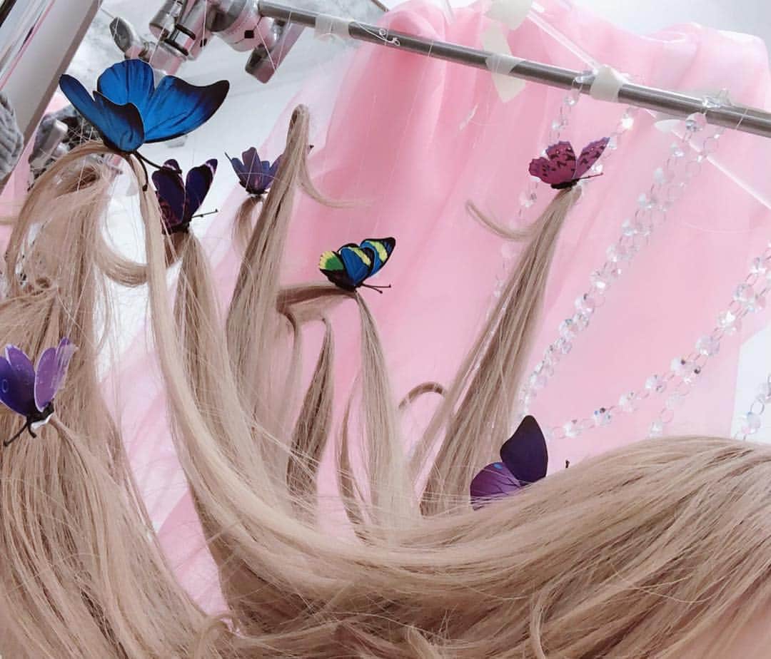 桜井莉菜さんのインスタグラム写真 - (桜井莉菜Instagram)「最後の写真に近づく度に現実が見えてくるw 撮影って、奇跡の一枚を生み出す為に、たくさんの人、時間、想いが込もってて、素敵だよね🤭🌸 この写真一枚撮るのにも、1時間以上かけて髪の毛吊るして、撮ってはまたバランス見て… こういう凝った作品は、出来上がってきた時いつも感動する😭🦋 ストーリーで、私がバスタオル姿だったのは、この撮影をしてたからだったの😂 最後に素敵な写真が撮れて、幸せでした🌸🌸🌸 そしてサプライズで裏表紙にまで使ってもらえてた…😭😭😭 そして。 みんなからのコメント、DM、ストーリー、そして友達や身内からのLINE…たくさんたくさん有難い言葉をいただいて、何回も一人で泣いてました😅 みんな長文で感動する言葉くれるんだもん😭😭😭 私って… すんごい幸せ者だわ。 ありがとうより上の表現ってないのかな🤔  #小悪魔ageha#love」4月3日 12時51分 - rina__sakurai