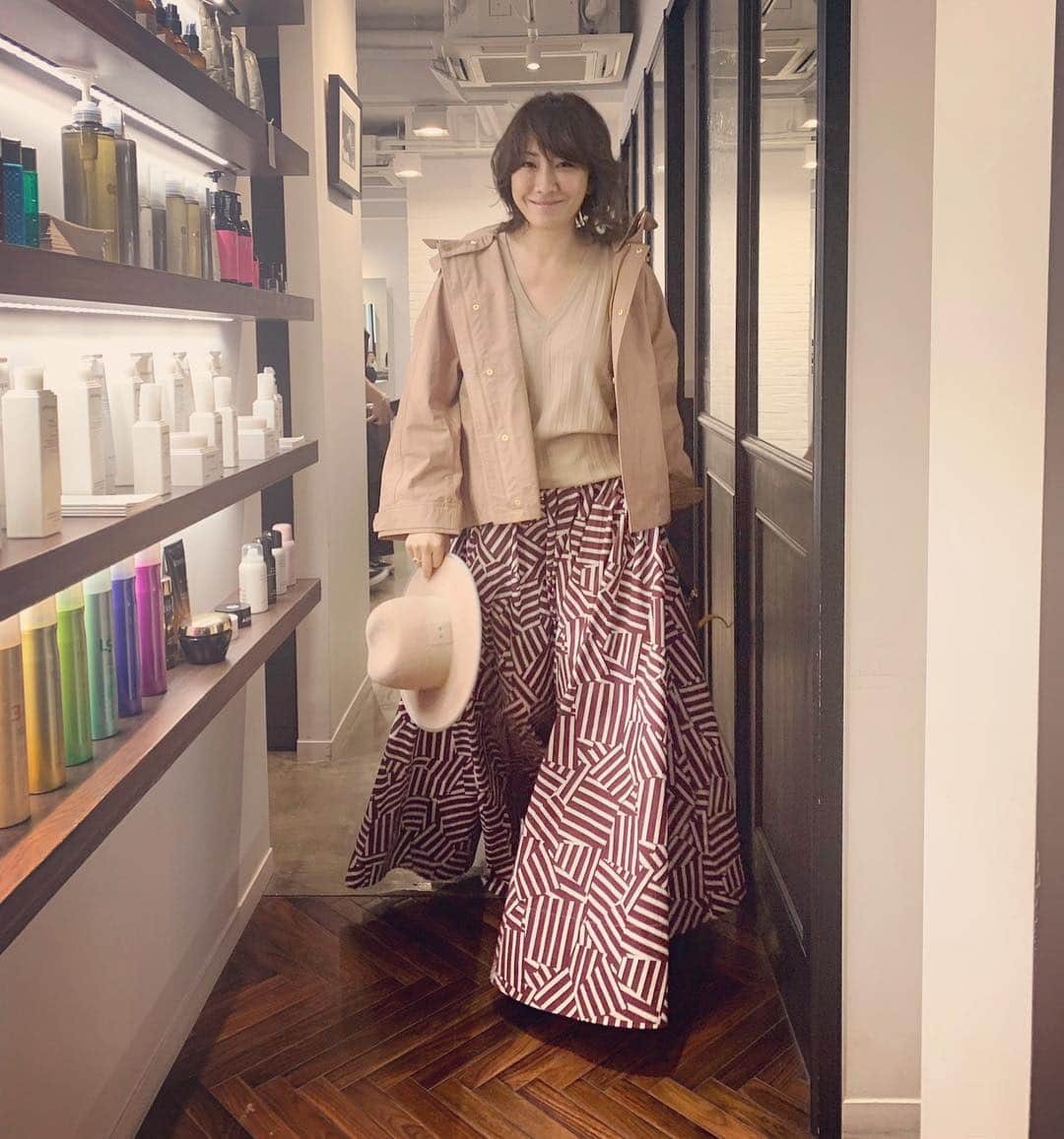 風間ゆみえのインスタグラム：「今日はイベントがあるのでメイクは珍しく自前で、ヘアをABBEYの松永さんのところへ。 いつも通りのナチュラルな感じで、きれいにお願いします✨  ナチュラルって言っても、きちんと計算されたナチュラル。私はヘアコンプレックスが強めなので、ひと言でわかってもらえるこの気分の良さったら。本当にいつもありがとうございます😊🌸 @abbey_matsunaga  #yumie_k_style」
