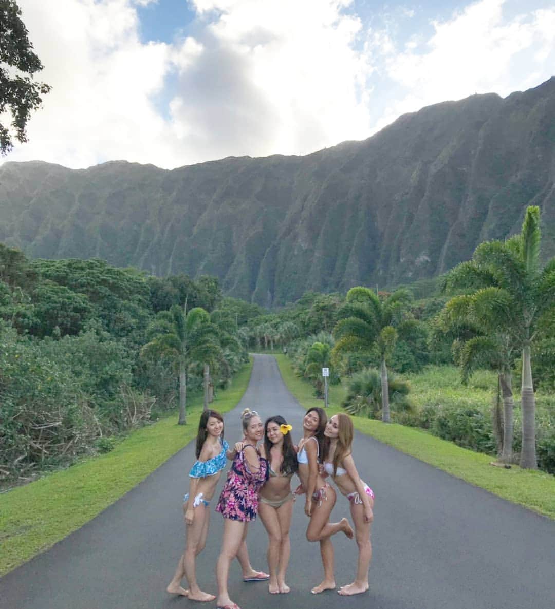 杉山由紀子のインスタグラム：「ここの空気感も素敵だったー🌴 * Hawaiiにもまだまだ知らないところがたくさん✨✨ * * #Hawaii #ハワイ #プライベート #ビーチ #誰もいない #海  #爽快 #ワイキキ #おすすめ #素敵 #sea #sky #love #flower #旅行 #リゾート #インスタ映え #大自然」