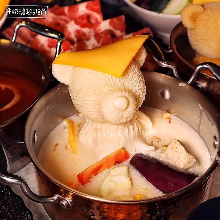 のインスタグラム：「📍Taoyuan, Taiwan Mr.路克 桃園中正店 / 以下餐點及價位 無毒白蝦肉片鍋(牛奶濃起司鍋) $358 美味程度：🌕🌕🌕🌕🌗 💡補充💡是特選海陸雙拼，除了白蝦之外肉品選了板腱牛！湯底一般是原味或麻辣，但可換～我換成牛奶濃起司鍋，超推這湯頭！不知道是不是加了起司🧀️的緣故，超級無敵濃郁，是越煮越濃那種！超讚超罪惡😍板腱是我蠻喜歡的部位，偏瘦但總是嫩度很夠～ 義式番茄鍋 $486 美味程度：🌕🌕🌕🌕🌑 💡補充💡選了培根牛！有另外多+$168有海鮮總匯哦。番茄鍋味道超級濃，帶點番茄的酸，越煮越濃稠，到後面很像番茄糊🍅😂可以再加高湯，我個人蠻喜歡的！可以多加點蔬菜越煮越甜哦。海鮮總匯有天使紅蝦、大草蝦、無毒白蝦、蛤蜊、鮮魚片。培根牛是帶有油脂的部分，很香嫩滑口🐂 剝皮辣椒烏骨雞鍋 $358 美味程度：🌕🌕🌕🌕🌑 💡補充💡裡面本身就有不少烏骨雞肉和蛤蜊了，湯頭我很喜歡，很台式的口感！！剝皮辣椒讓整體有一點微辛，我覺得是不敢吃辣的都可以接受那種，味道蠻有層次🥰湯看起來清清的但喝起來清中帶濃，味道很夠💕烏骨雞肉本來就是屬於肉質比較有韌性的，比較不好咬，比較適合喜歡啃食的人！像我這種懶人還是比較喜歡去骨雞腿之類就好😂😂 田園南瓜鍋 $418 美味程度：🌕🌕🌕🌗🌑 💡補充💡肉升級+$100選了極上伊比利黑豬。南瓜湯就是單純南瓜，我原本以為會有牛奶，變南瓜濃湯😂對我南瓜控來說，有點不夠濃郁，南瓜味道香氣都挺夠的🎃但可能我自己對南瓜要求比較高所以會期待更濃的味道🤪伊比利豬厚度一般偏薄，不會太厚所以涮完不會乾硬，但也比較沒有彈牙或彈口的脆度口感，比較可惜一點👌🏻 初心牛小排(加點) $198 美味程度：🌕🌕🌕🌕🌑 💡補充💡吃火鍋怎麼可以少了牛小排呢！牛小排涮幾秒帶點粉色沾玫瑰鹽是我最推薦的吃法！大家可以試試💕 整體： 環境衛生：🌕🌕🌕🌕🌑 服務態度：🌕🌕🌕🌕🌑 再訪意願：🌕🌕🌕🌕🌑 🗺桃園市桃園區中正路880號 ☎️03-326 -6909 ⏰11：30-14：30 17：00-22：00 🍽2019.03.28到訪用餐 💡補充💡每一鍋裡面那隻熊是湯底哦，融化後就是湯了🤩超級可愛🐻他們菜盤都是蔬菜沒有餃類，很合我意👌🏻醬料、飲料、冰淇淋都是自行享用喔，而且不收取服務費👍🏻桃園中正店門市消費滿$500可以轉扭蛋唷，最大獎是$200抵用卷❤️我們其中一位小編居然轉到！連店員都嚇到有夠幸運😂😂😂😂 🕵🏻‍♂️4foodie告訴你🕵🏻‍♂️副食方面我們用手工意麵和讚岐烏龍麵自製了乾拌麵！因為醬料區就在旁邊大家可以自己舀來調味哦👍🏻我們試了麻辣醬+花生粉+青蔥=麻辣乾拌麵！再來是花生粉+胡麻醬+青蔥=麻醬乾拌麵！都很讚！！！比加在火鍋湯裡面更好吃🤤再加一點白醋提味也是很不錯的吃法唷😋大家下次去可以試試😍😍😍😍(建議大家去臉書看更多圖片！) #4foodie #4foodie桃園 #Taoyuan #桃園火鍋 #桃園美食 #台灣美食 #火鍋 #鍋物 #mr路克 #牛奶鍋 #番茄鍋 #南瓜鍋 #台湾グルメ ©版權所有，不得轉載copyrights reserved」