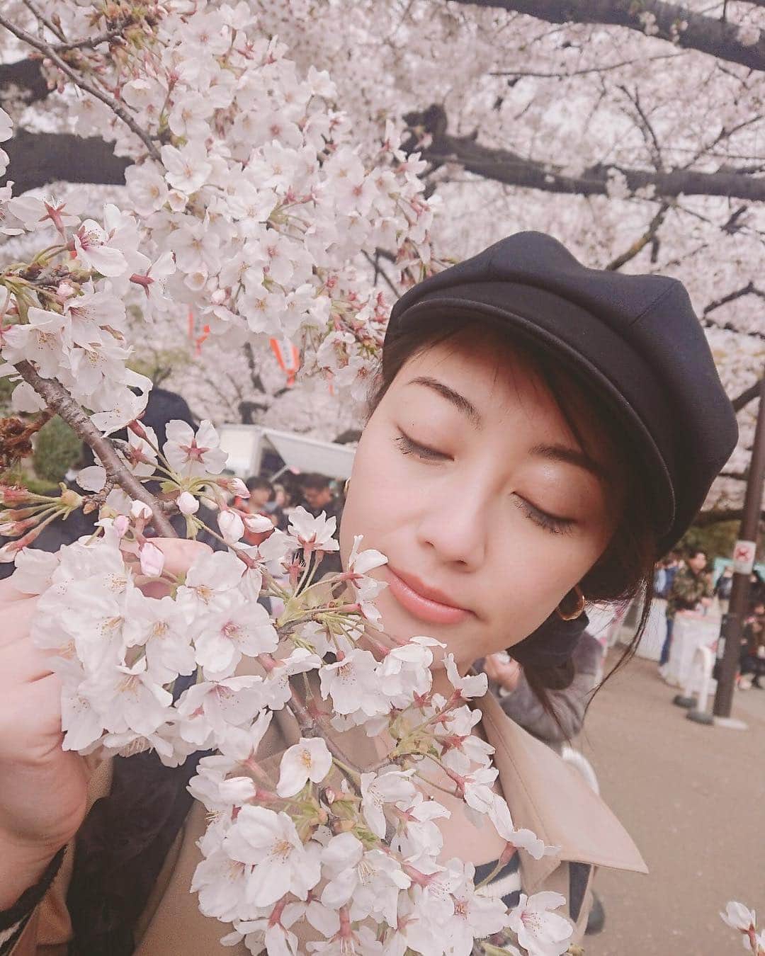 大湯みほさんのインスタグラム写真 - (大湯みほInstagram)「……… 嗚呼🌸🌸✨✨今年も… もうすぐ葉桜🍃🌸かぁ。。。 今のうちに！！！綺麗なうちに一瞬でもっ！！！✨with あゆみ。 寒くても、誇らしげに咲いている🌸さくら🌸をみて…なんか元気もらったなぁ＾＾ ・ #日本 #四季 #春 #令和 #はじまりました #さて #どんな時代になるのかな #わくわく #桜 #花見 #japan #traditional #food #nukazuke #ぬか漬け #ぬか漬けマイスター #大湯みほ」4月3日 13時12分 - nukazukemiho0320