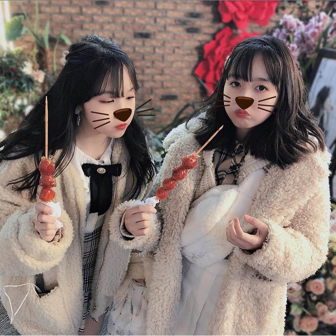 麻美さんのインスタグラム写真 - (麻美Instagram)「リンクコーデな姉妹💕 ． 2人で毎度相談して ちょっとリンクさせるけど ほとんど一緒🤣 ． 女子はオシャレに時間がかかるのよね ． #観光#韓国#姉妹#リンクコーデ #韓国旅行 #soul#fashion #daughter #cordinate  #love#family」4月3日 13時10分 - mami0s