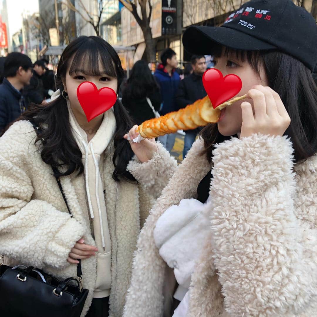 麻美さんのインスタグラム写真 - (麻美Instagram)「リンクコーデな姉妹💕 ． 2人で毎度相談して ちょっとリンクさせるけど ほとんど一緒🤣 ． 女子はオシャレに時間がかかるのよね ． #観光#韓国#姉妹#リンクコーデ #韓国旅行 #soul#fashion #daughter #cordinate  #love#family」4月3日 13時10分 - mami0s