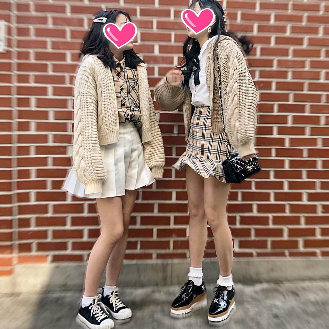麻美さんのインスタグラム写真 - (麻美Instagram)「リンクコーデな姉妹💕 ． 2人で毎度相談して ちょっとリンクさせるけど ほとんど一緒🤣 ． 女子はオシャレに時間がかかるのよね ． #観光#韓国#姉妹#リンクコーデ #韓国旅行 #soul#fashion #daughter #cordinate  #love#family」4月3日 13時10分 - mami0s