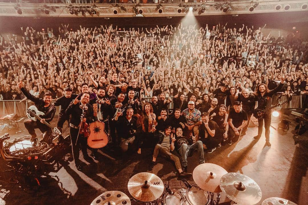 Of Mice & Menさんのインスタグラム写真 - (Of Mice & MenInstagram)「Huge thanks to @nothingmoremusic @badflowermusic @wearepalisades & every body who came & rocked with us each & every night of the #ɥʇnɹʇ tour! Here’s a 📸 from the epic last night of tour in #SanAntonio! 🔺We’re gettin ready to hit the road again, don’t miss the action! ⬇️Tickets & VIP available ⬇️ 🎫 OFMICETICKETS.COM 📸 @lastlightphotovideo」4月3日 13時13分 - omandm