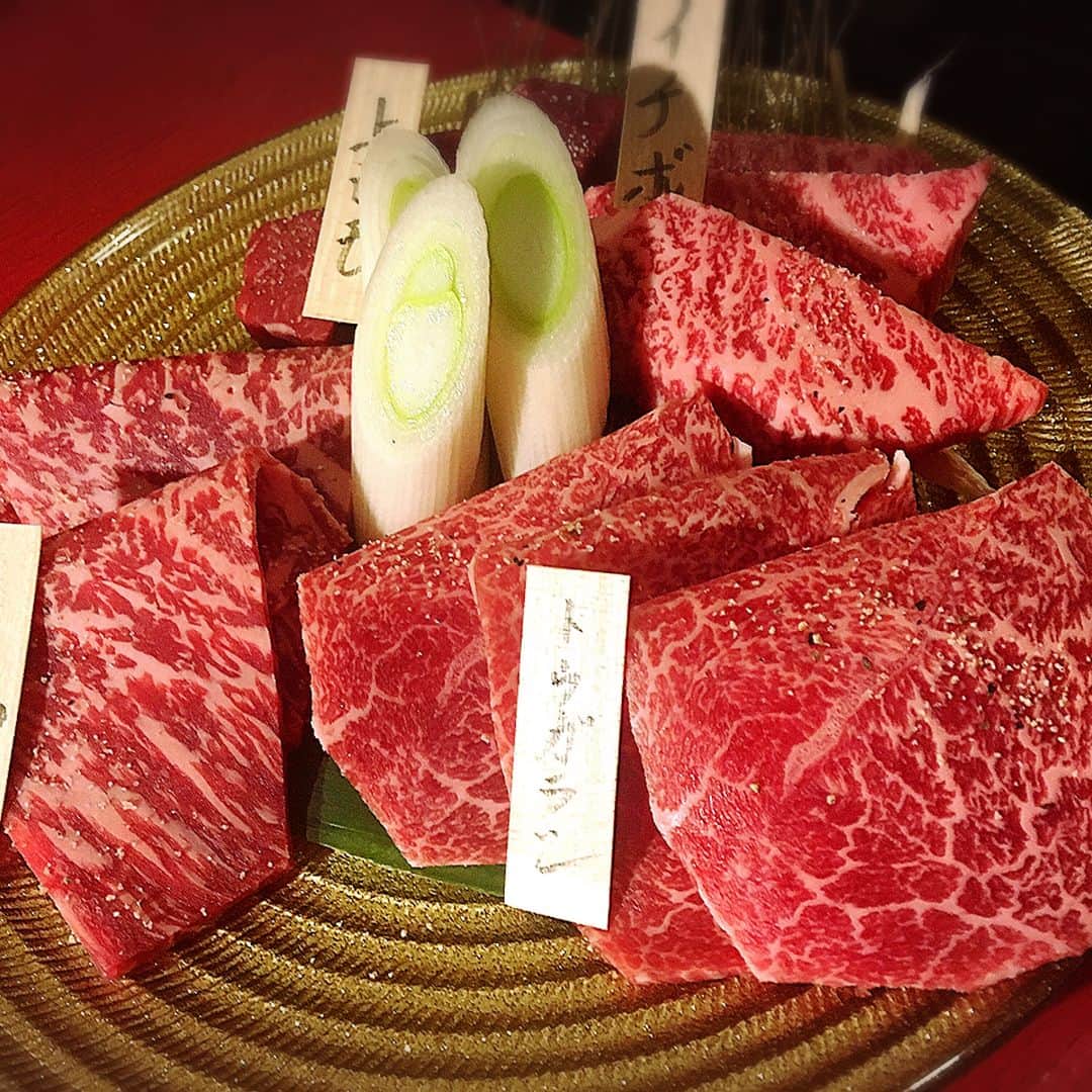 森谷佳奈のインスタグラム：「ほっほっほ。 肉day🥩 赤身盛りと牛タン。 我慢できずにビールもいってしまった🍺くぅー！！！ #kanayoru #焼き肉」