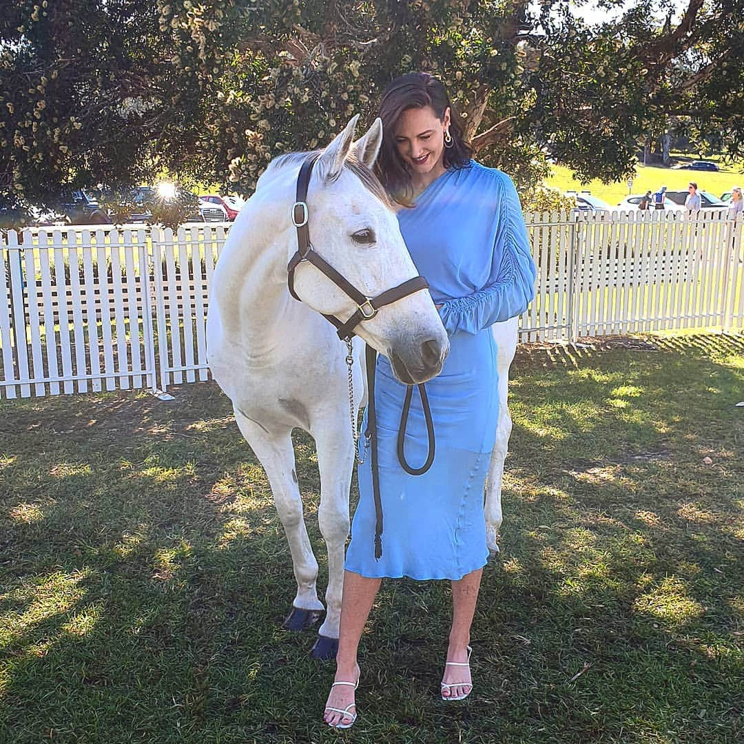 ケイト・キャンベルさんのインスタグラム写真 - (ケイト・キャンベルInstagram)「This is Mojo, and he is a bit cute 😍🐎 . @atc_races #autumnfashionlaunch #feelingabitfancy」4月3日 13時19分 - cate_campbell