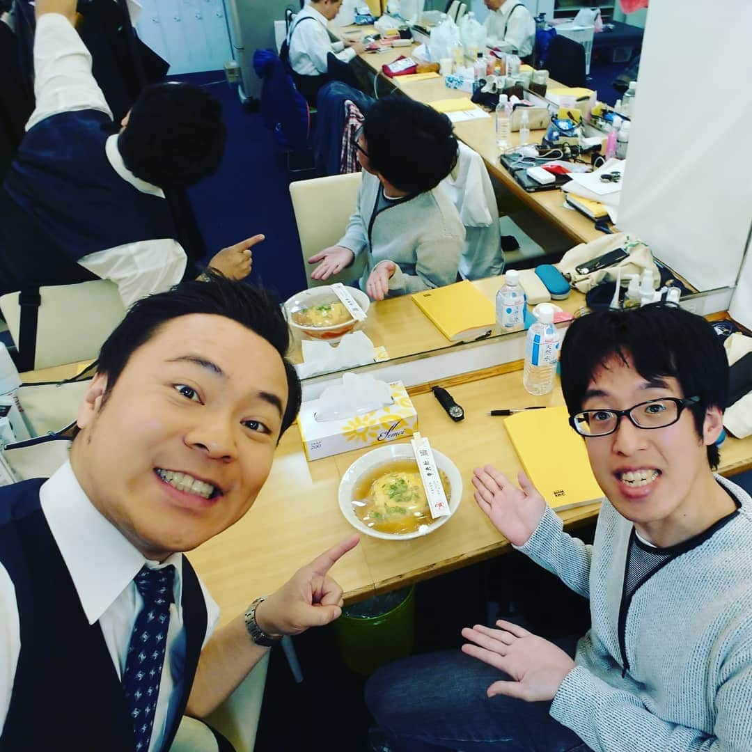 高井俊彦さんのインスタグラム写真 - (高井俊彦Instagram)「【本日のNGK合間ランチ☀️🍴2019.4.3】 本日はNGK１日支配人で時間が限られてるので、外食ではなく出前をすることに✋ お店は『中央軒 難波４丁目本店』✨ NGKのすぐ横の中央軒千日前店は水木定休日💦  祐代と二人で天津飯ではなく天津麺を食べました☺️ あれ？千日前店と味が全然違う‼️ 祐代に訊いたら『僕、天津麺自体はじめてなので分からないですぅ』・・・。 ごもっとも⤴️⤴️⤴️」4月3日 13時36分 - takai_toshihiko