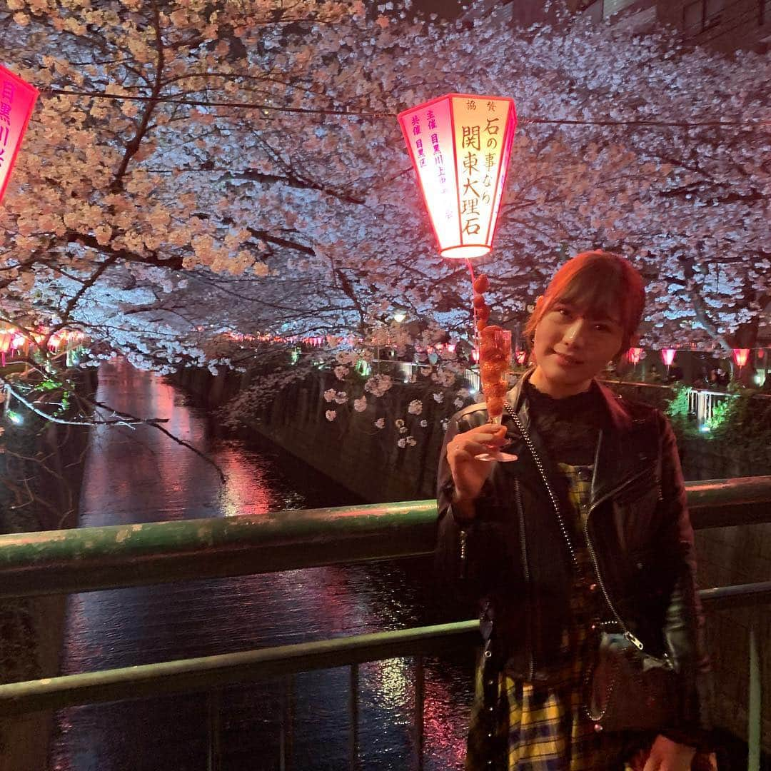 横島亜衿さんのインスタグラム写真 - (横島亜衿Instagram)「. 目黒川でお花見🌸 桜が綺麗だった〜！ . でも私は花より団子ですね（笑） インスタで見てたイチゴソーダ🍓 お酒入ってるから無理かなあ、って思ってたけど 探してたらお酒入ってないのも何店舗かあったから嬉しい🥰 . . .」4月3日 13時46分 - _aeri_yokoshima