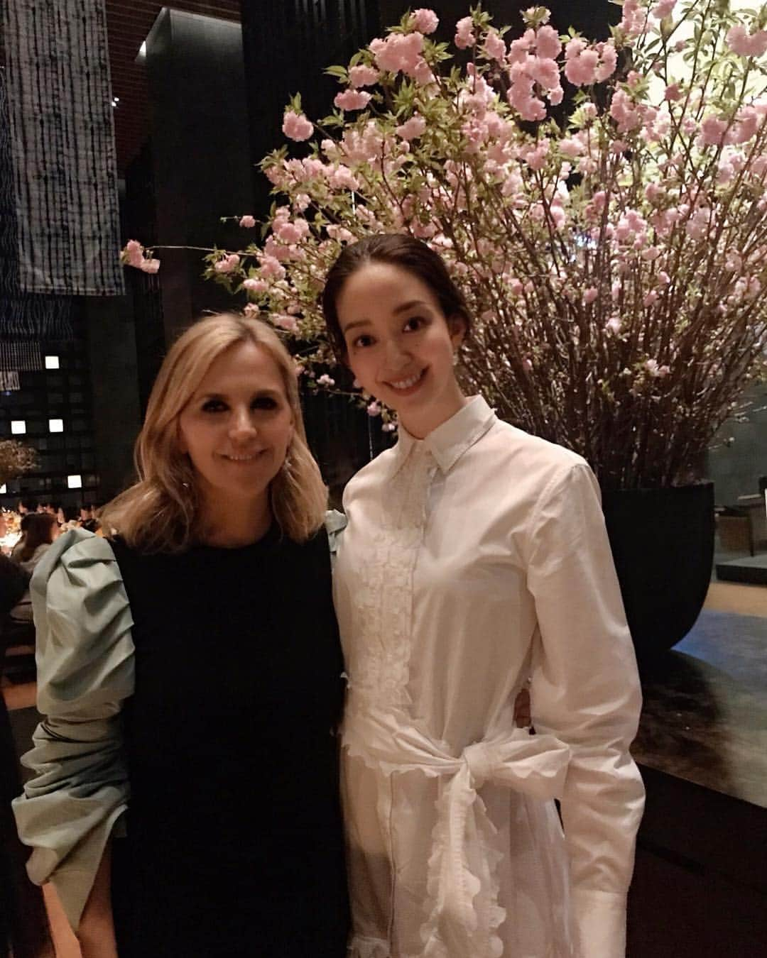 松島花さんのインスタグラム写真 - (松島花Instagram)「: Private Dinner with Tory Burch🥂🌸 トリーバーチさんにお会いしました☺️ 招いたゲストの皆さんに細やかな気遣いを されるとてもステキな方でした✨ パーティー後のディナーはアマン東京で🍴 とても楽しい夜でした🏙🌙 #lastnight #toryburch #dinner #amantokyo」4月3日 13時41分 - hana_matsushima_official