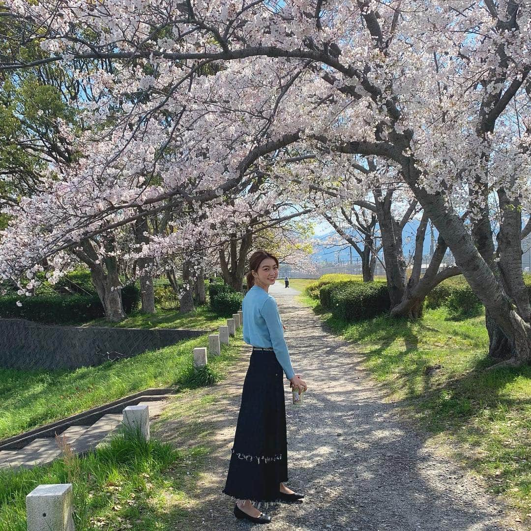 美舞さんのインスタグラム写真 - (美舞Instagram)「★ . 心温まるロケをした日 🌸！！ 対、人の時 答えが分からなくて難しいけれど、 答えが見えないからこその良さが そこにはあるんだな。っと知れたロケ 。 上手になりたいです。 . #ニンニク臭い #つら #桜 ＃春だね」4月3日 13時44分 - mibuki__.39