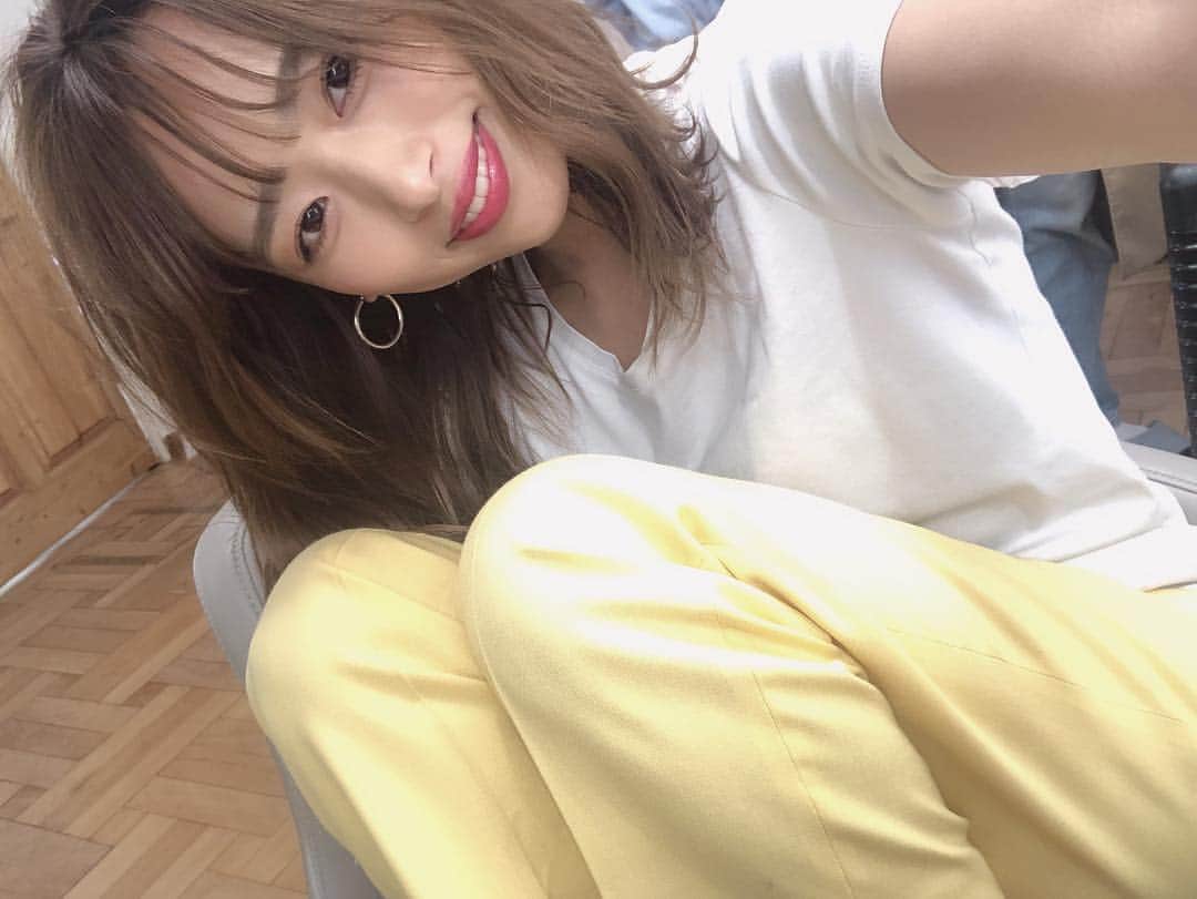 近藤千尋のインスタグラム：「横からこんにちは🍡笑 お昼に撮影が終わり 天気も気持ちいい〜🌸✨ 最近バッタバタしてたから こんな日も最高ね️😍 髪の毛が伸びてきたから 巻きおろしが多いです最近💁‍♀️ #ポカポカ #幸せな気分」