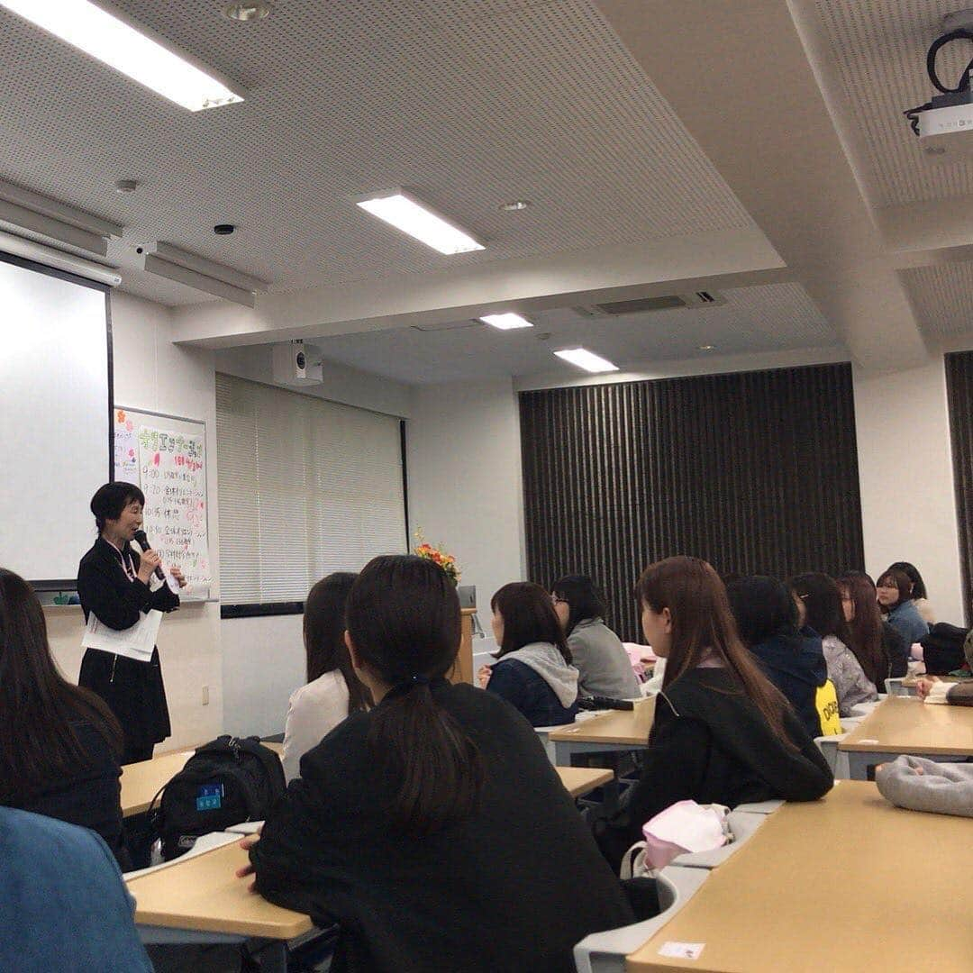 福岡女子短期大学さんのインスタグラム写真 - (福岡女子短期大学Instagram)「@fwjchild  本日、新入生は一日オリエンテーションです。午前中は全学的な説明、午後からは学科の紹介をしています。教員の自己紹介から始まりました。新入生の皆さん、しっかり聴き入っておられます（╹◡╹） . #福岡女子短期大学 #福女短 #子ども学科 #子ども学科の春 #太宰府 #福女短2019入学 #子ども学科 #子ども学科の春 #太宰府 #入学式　#新入生歓迎　#入学式　#福女短2019入学　#新1年生 #春 #春が来た #アテンド　#福岡 #女子大生 #入学式🌸 #新年度 #ご案内 #校舎 #高校生 #入学 #おめでとう #楽しみ #学生 #友達 #クラスメイト #入学おめでとう . ========[ 資料請求 ]======== ． 福岡女子短期大学の資料請求（大学案内・入試要項など）を無料送付中です。お気軽に申し込みください。 . 子ども学科/健康栄養学科 音楽科/文化教養学科 ． 福岡女子短期大学 住所：‪福岡県太宰府市五条四丁目16番1号‬ tel：‪092-922-4034‬（代表）」4月3日 13時54分 - fukuoka_wjc