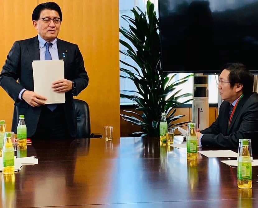平井卓也さんのインスタグラム写真 - (平井卓也Instagram)「本日のPitch to the Minister懇談会”HIRAI Pitch"は、ハリウッド俳優、マシ・オカ氏によるピッチ。「日本のコンテンツ（映像）関連ビジネスが世界で稼ぐための提案」について。マシ・オカ氏は、「HEROES／ヒーローズ」の日本人オタク・ヒーロー、ヒロ・ナカムラ役で有名ですが、プロデューサーとしてもハリウッドで活躍中。米国のみならず世界各国が、映画ロケ誘致に対するインセンティブ付与などコンテンツ産業におけるプレゼンスを高める取り組んでいる中、日本のコンテンツ産業が世界で稼ぐために何をすべきか。サブスクリプションモデルの主流化、日米のコミュニケーションやリスクテイクの考え方の差、インフルエンサーへのアプローチなど、ハリウッドや世界の最新状況を踏まえたお話をいただきました。スタートアップ支援にもご協力いただいており、ありがとうございます。 #平井卓也 #平井ピッチ  #HIRAIPitch #CoolJapan #クールジャパン #コンテンツ #スタートアップ #マシオカ #mashioka」4月3日 13時47分 - hiratakuchan0125