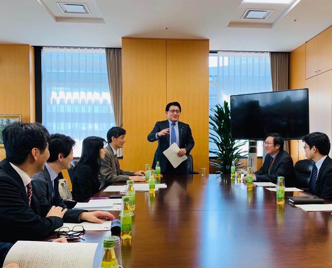 平井卓也さんのインスタグラム写真 - (平井卓也Instagram)「本日のPitch to the Minister懇談会”HIRAI Pitch"は、ハリウッド俳優、マシ・オカ氏によるピッチ。「日本のコンテンツ（映像）関連ビジネスが世界で稼ぐための提案」について。マシ・オカ氏は、「HEROES／ヒーローズ」の日本人オタク・ヒーロー、ヒロ・ナカムラ役で有名ですが、プロデューサーとしてもハリウッドで活躍中。米国のみならず世界各国が、映画ロケ誘致に対するインセンティブ付与などコンテンツ産業におけるプレゼンスを高める取り組んでいる中、日本のコンテンツ産業が世界で稼ぐために何をすべきか。サブスクリプションモデルの主流化、日米のコミュニケーションやリスクテイクの考え方の差、インフルエンサーへのアプローチなど、ハリウッドや世界の最新状況を踏まえたお話をいただきました。スタートアップ支援にもご協力いただいており、ありがとうございます。 #平井卓也 #平井ピッチ  #HIRAIPitch #CoolJapan #クールジャパン #コンテンツ #スタートアップ #マシオカ #mashioka」4月3日 13時47分 - hiratakuchan0125