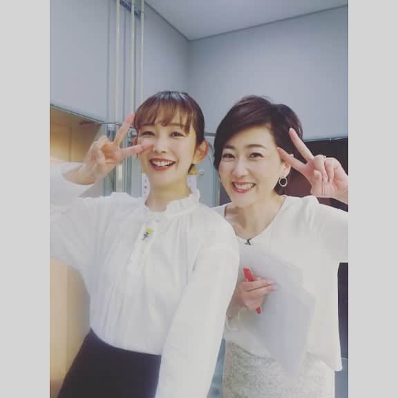 池尻和佳子さんのインスタグラム写真 - (池尻和佳子Instagram)「真亜子ちゃんも今日は白‼️‼️ 今日感テレビ、このあとすぐ😊 『エモイ』って言葉、教わりました🤩  #今日感テレビ #中上真亜子ちゃん #エモイ #ニュース #池尻和佳子 #rkb」4月3日 13時51分 - wakako_ikejiri_rkb