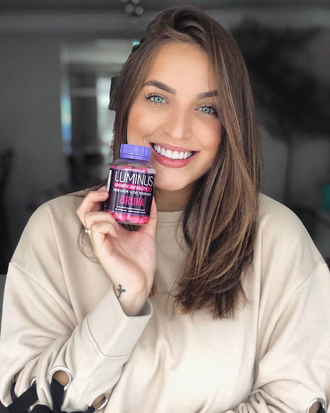 Bruna Unzuetaのインスタグラム：「💕 sorriso no rosto de quem ama @luminushair 😁 E eles acabaram de lançar uma edição super exclusiva e limitada, onde os potes são personalizados com os 40 nomes mais famosos do Brasil 😱 🎊 é só entrar no site: www.voce.luminushair.com.br #ad」