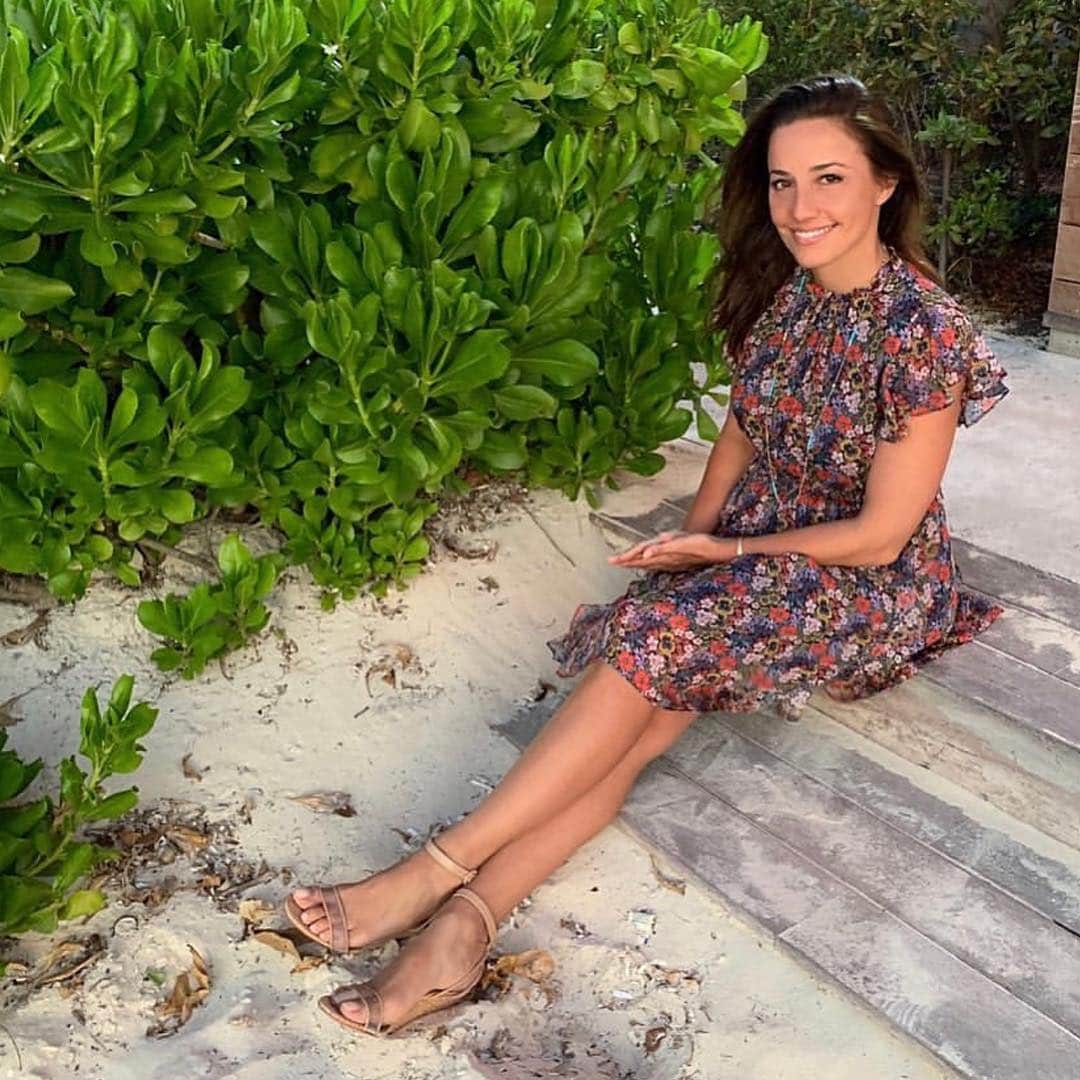 のインスタグラム：「The floral mini we can’t keep in stock was just added to @anthropologie. Head there to steal @shoshannagruss’ look! #shoshanna #anthropologie」