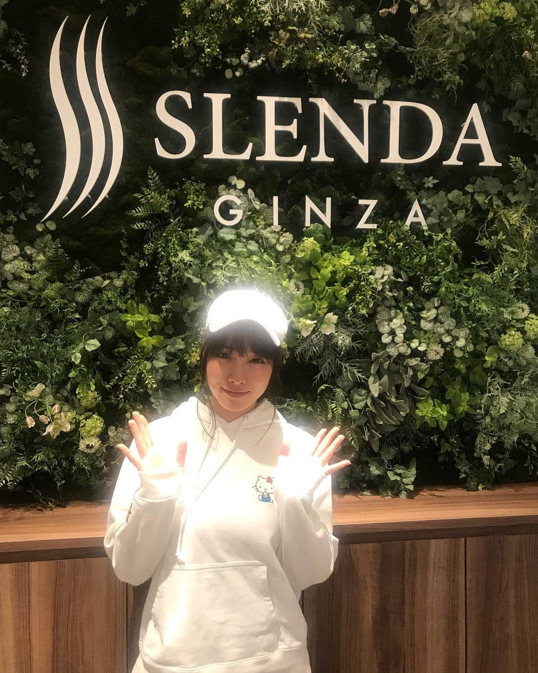 今野杏南さんのインスタグラム写真 - (今野杏南Instagram)「* @slendaginza_official へ行ってきました🤗 ずっとやってみたかった遺伝子検査をして頂きました🌹✨ 遺伝子検査によって何を食べたら太りづらいのか、太りやすいのか、太りやすい箇所はどこなのか、細かくデータで教えてくれて、私はひつじタイプでした🐏💭 自分では、筋肉がとても付きやすい体質なのかな？って思っていたのですが、なんとその真逆で筋肉がつきづらい体質だとゆうことにビックリ😳😳 そして全身か下半身からが太りやすいとゆう結果に😳😳💦 なので、筋トレなど筋肉をつけてゆくトレーニングが合ってるみたいです🤔✨ そして施術に入る前に3Dスキャナーで全身を細かく採寸してもらい、施術へ🤲 3つの機器を使って、私は今回内ももの施術をしてもらったんですが、個人差はあると思いますが、痛気持ちいい感覚でウトウト寝てしまうくらい気持ちよかったぁ☺️🌸 終わった後には足が軽くなって、内もも、太ももが一回りスッキリした印象。 やって良かった🥺💕 遺伝子検査によって自分の体に合わせたダイエット法などもわかったので、これからはその結果を参考にもっと自分磨き頑張りたいと思いますっっ🥳✨ * * #slendaginza  #スレンダ銀座  #遺伝子検査  #自分磨き #ダイエット  #ボディメイク」4月3日 5時11分 - anna_konno0615