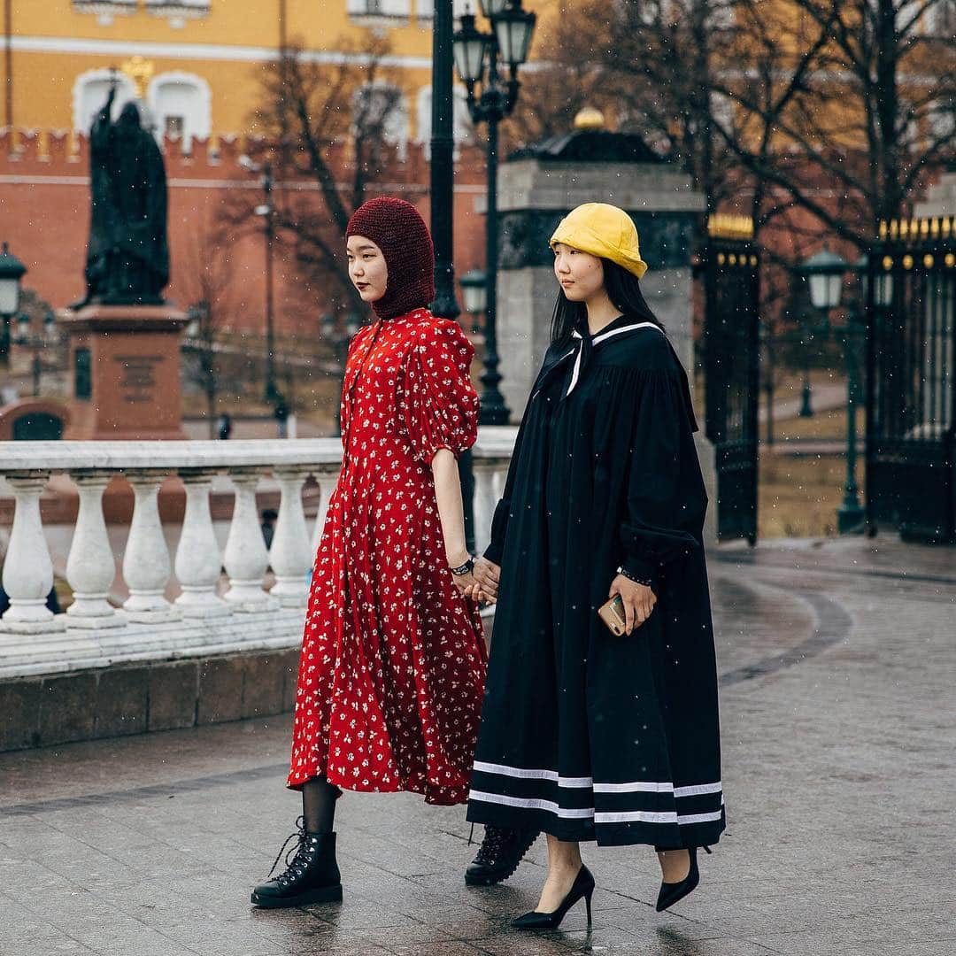 Vogue Runwayさんのインスタグラム写真 - (Vogue RunwayInstagram)「For the most part, it still feels like winter in Moscow, but there are hints of warmer weather around the corner in the latest street style coverage. View the latest photos at the link in our bio. Photographed by @styledumonde」4月3日 5時19分 - voguerunway