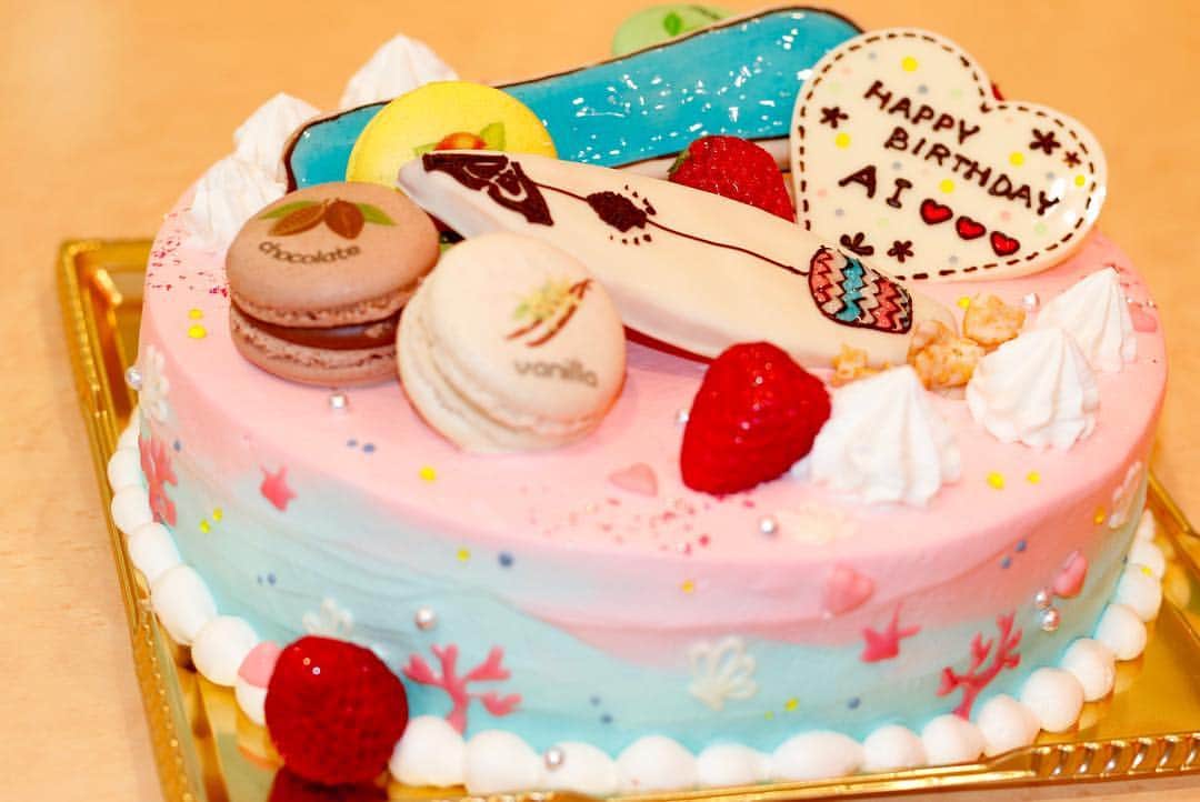 金子藍さんのインスタグラム写真 - (金子藍Instagram)「超可愛い誕生日ケーキは @angelica.cake でオーダー❤️ . 大好きなサーフボードとスノーボードを入れてとお願いすると 私のサーフボードをパティシエのあやちゃんが再現してくれていました❤️ . グラデーションも出来なかったら1色でいいと伝えてたのですが見事にすごい可愛く作ってくれ 箱から出した瞬間 みんな可愛いー❤️❤️って♬ . 最高‼️ アンジェリカとあやちゃんのおかげで最高な日にしてくれました❤️ 本当にありがとう❤️ . ボードはアイシングも出来るけど、敢えてクッキーのチョコがけ🍫 断然こっちの方が美味しいの❤️」4月3日 5時17分 - aikaneko_surf